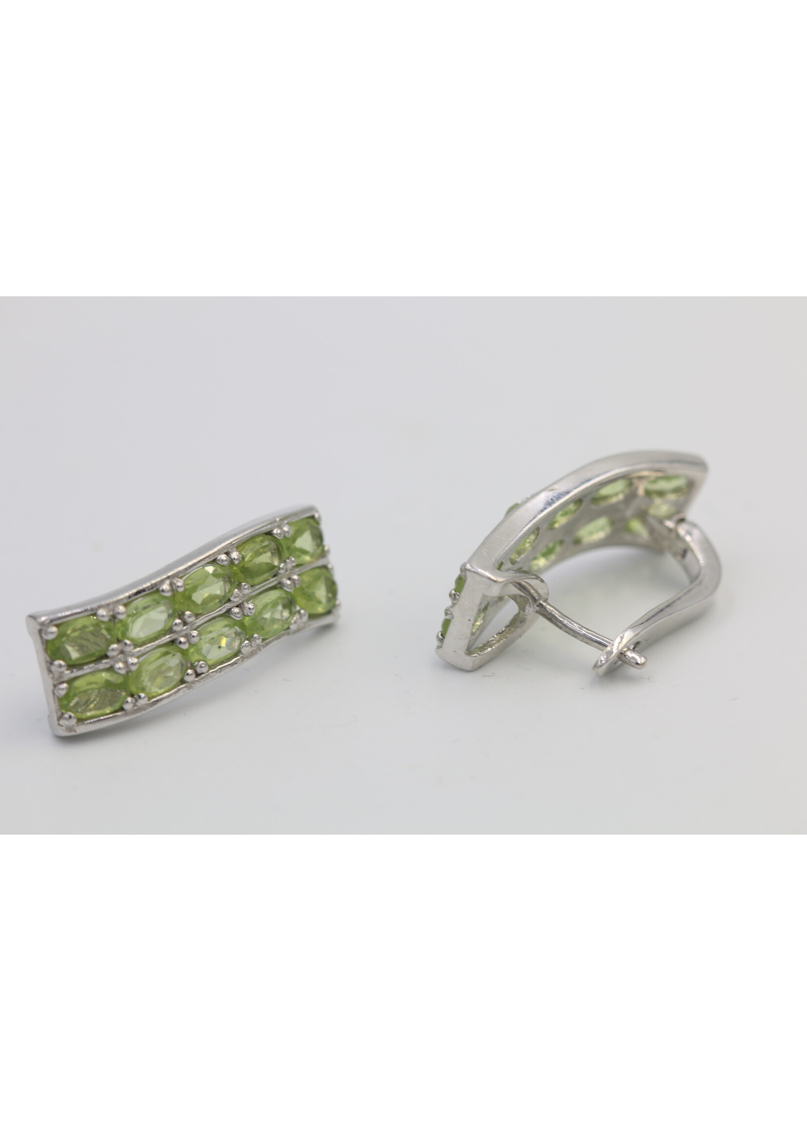 Boucles d'oreilles en argent 925 rhodié serties de Péridots naturels