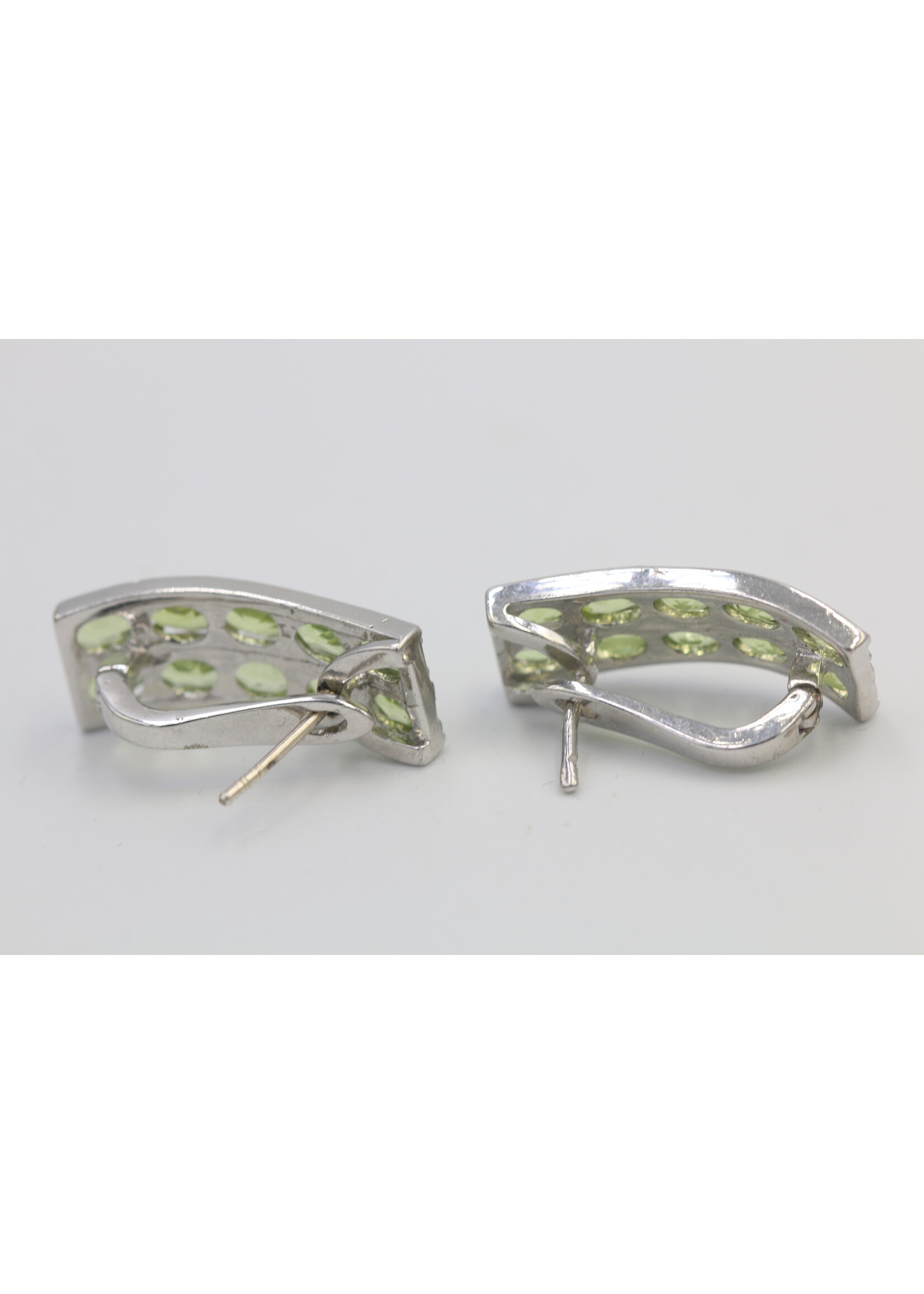Boucles d'oreilles en argent 925 rhodié serties de Péridots naturels