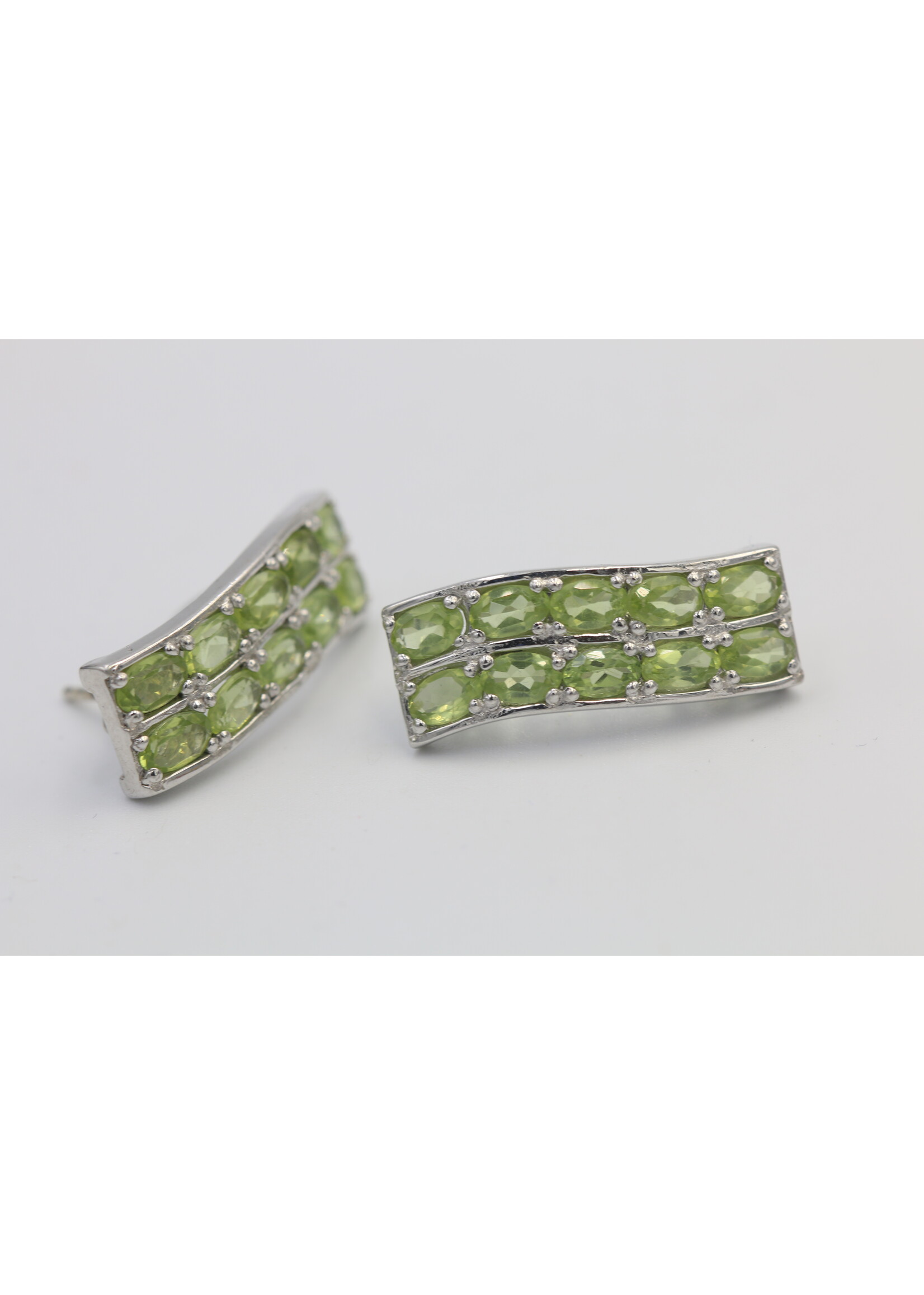 Boucles d'oreilles en argent 925 rhodié serties de Péridots naturels