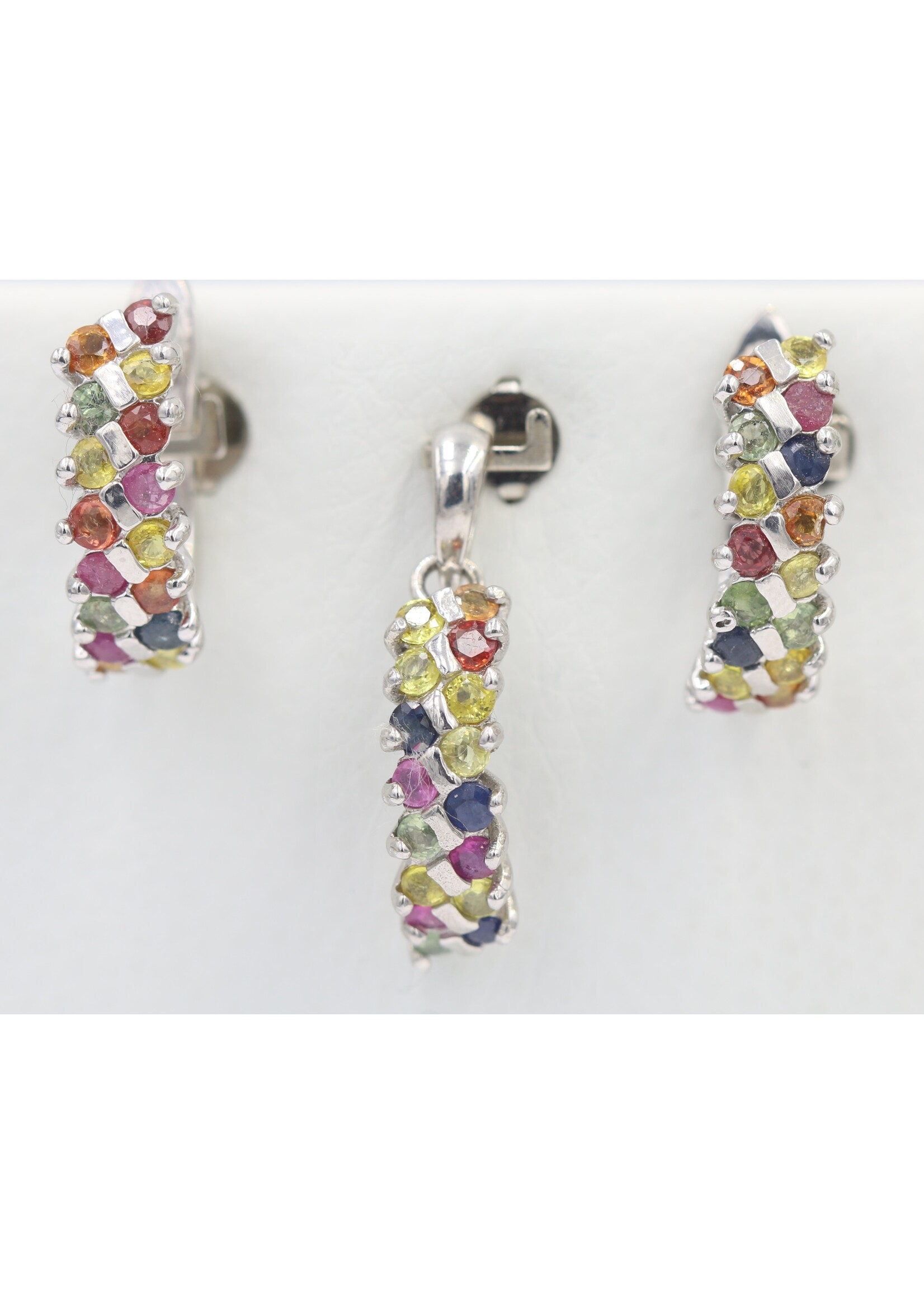 Set in argento rodiato 925 con zaffiri naturali multicolori