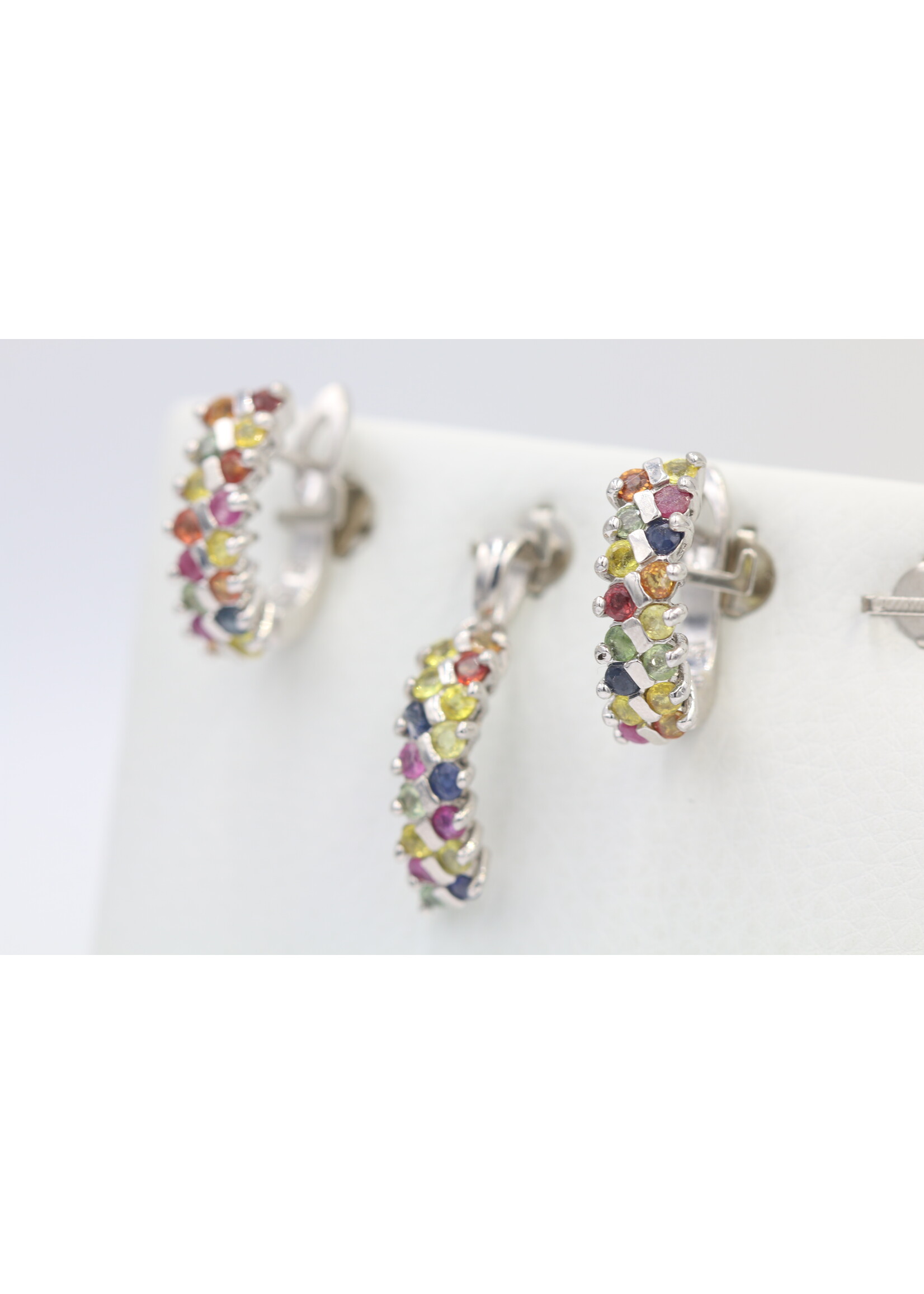 Set in argento rodiato 925 con zaffiri naturali multicolori