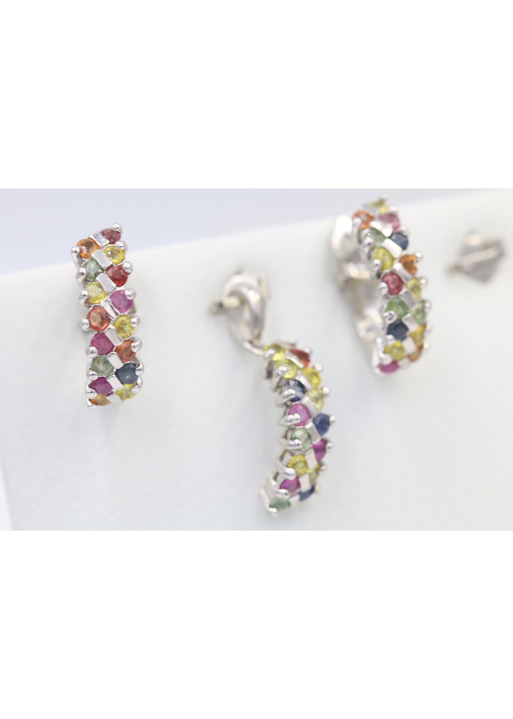 Set in argento rodiato 925 con zaffiri naturali multicolori