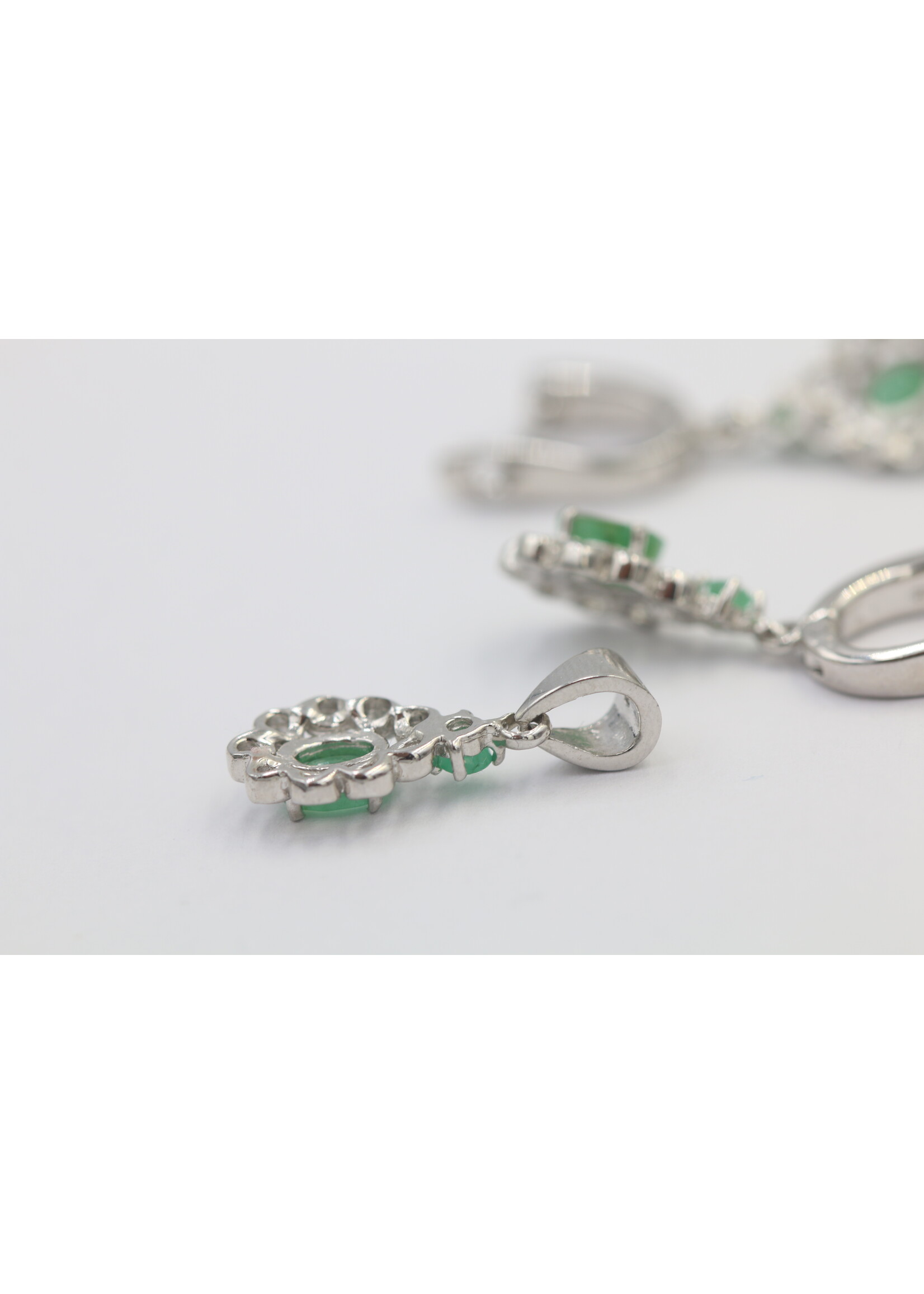 Parure en argent 925 rhodié sertie d'une émeraude naturelle