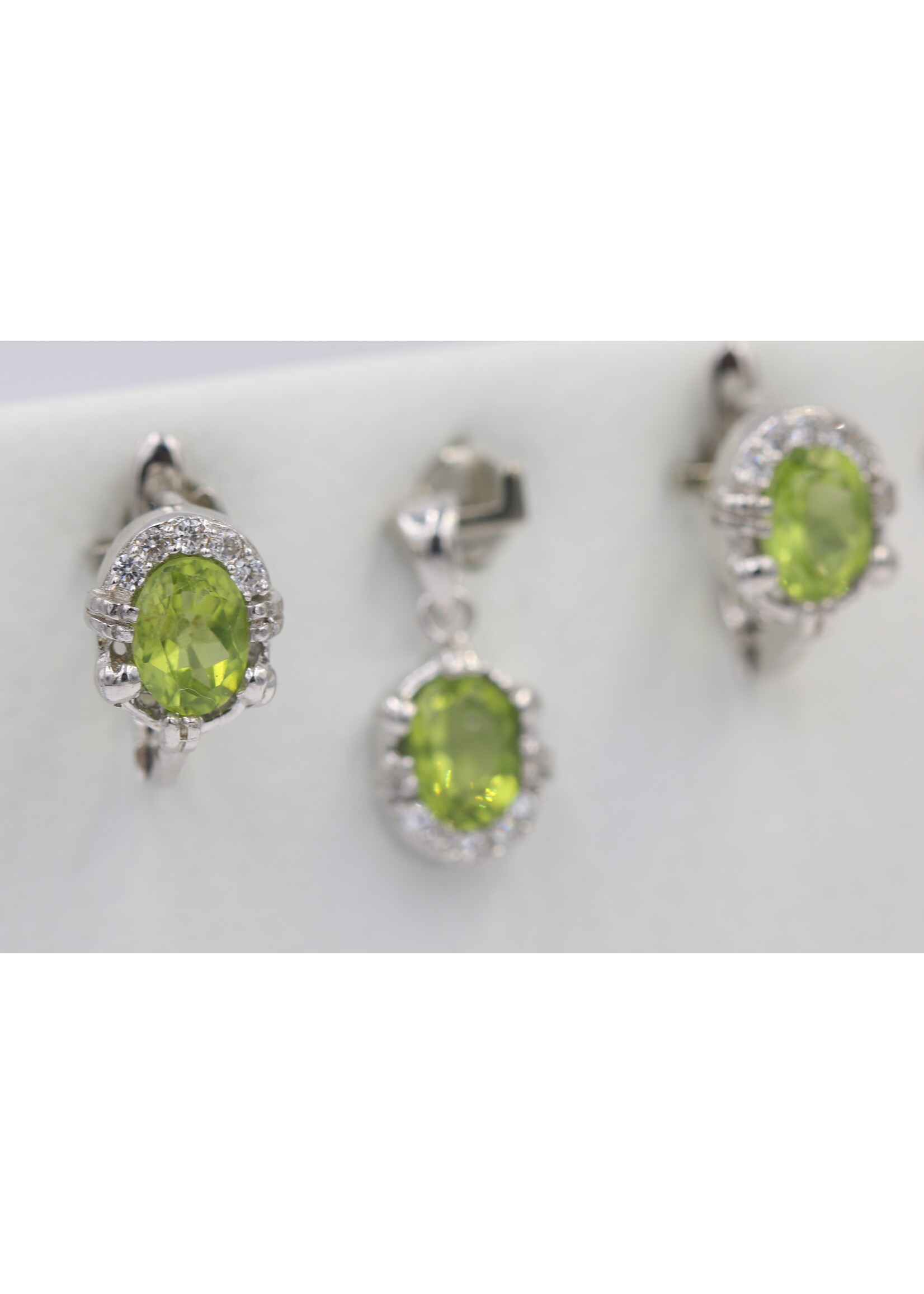 925 rhodium plated silver set with natural Peirdot