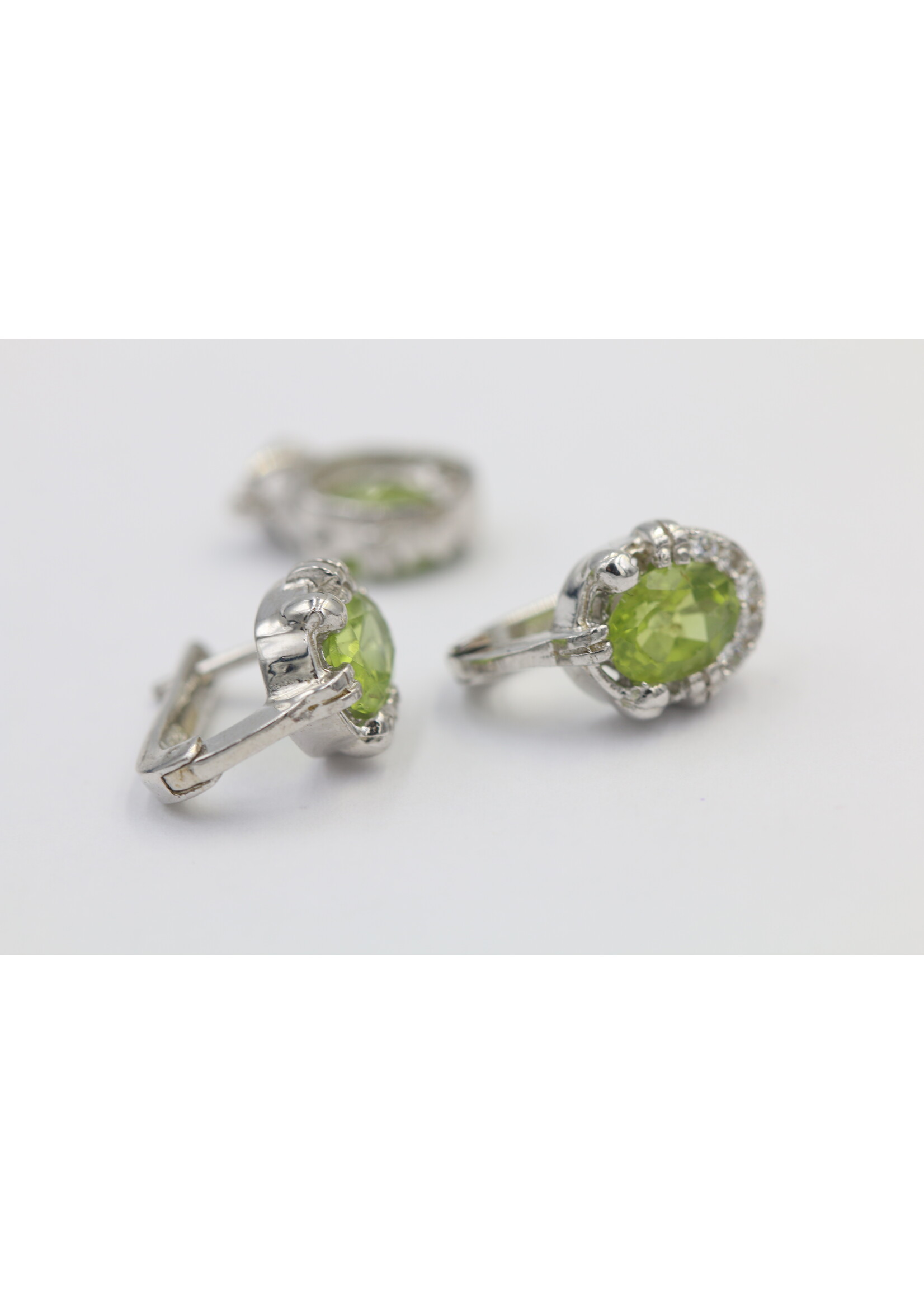 925 rhodium plated silver set with natural Peirdot