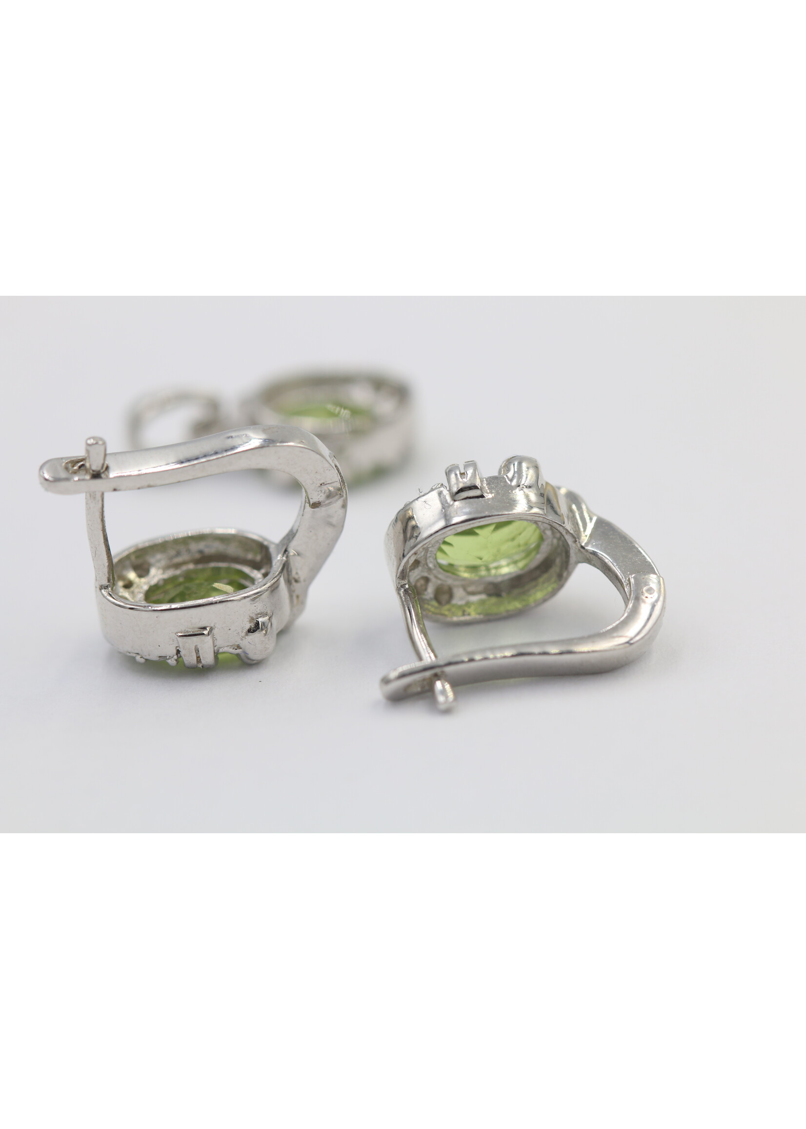 925 rhodium plated silver set with natural Peirdot