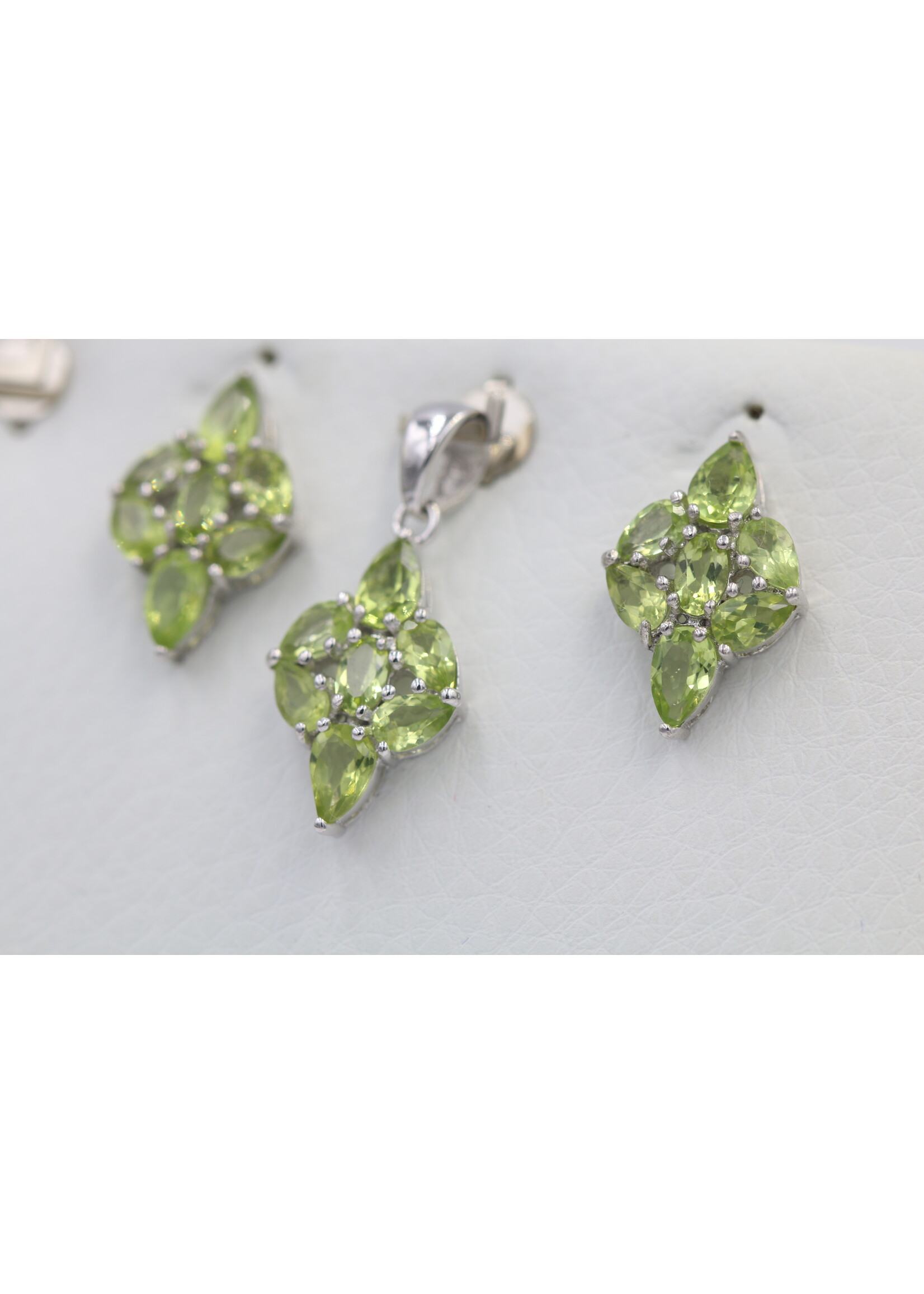 925 rhodium plated silver set with natural Peirdot