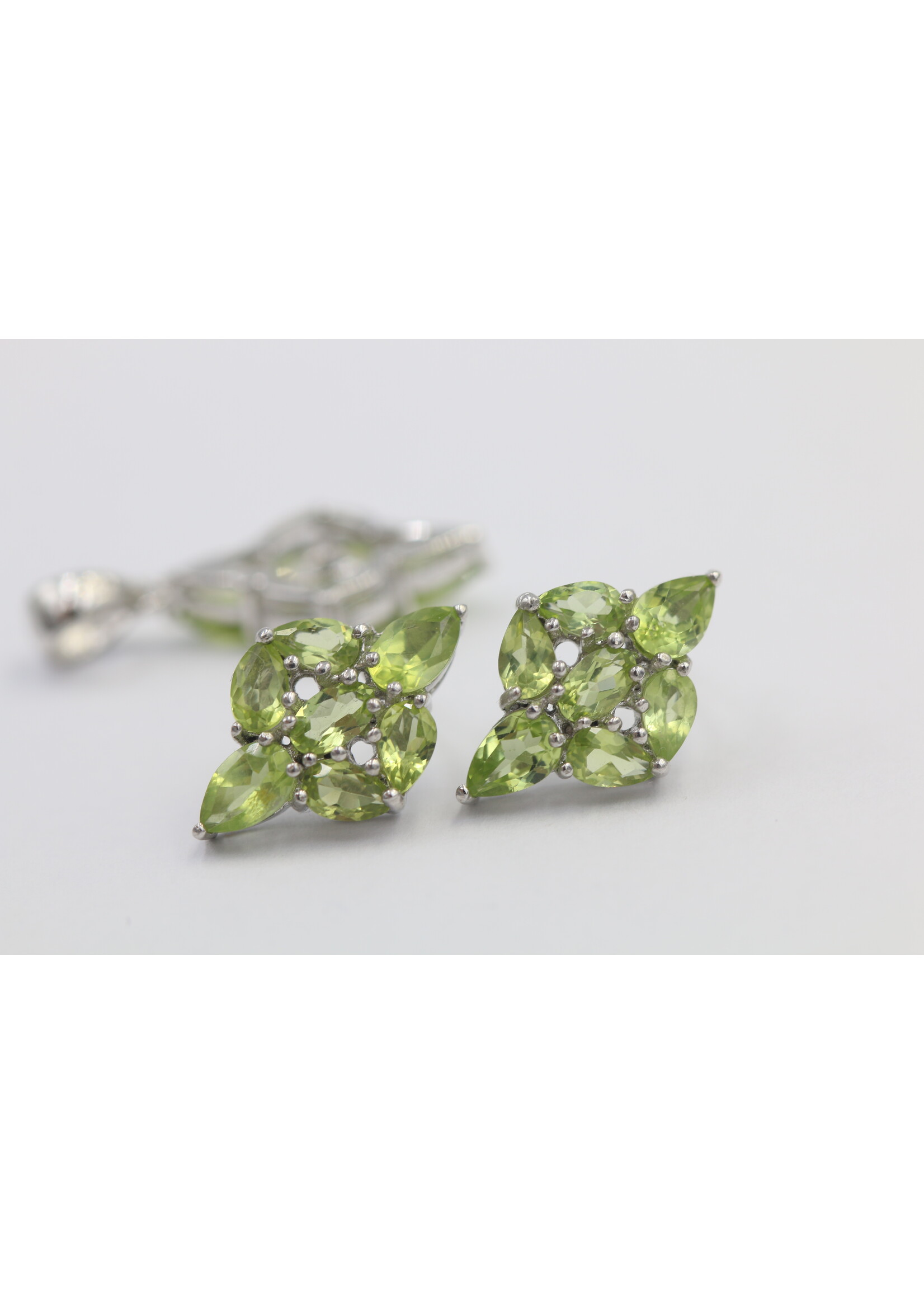 925 rhodium plated silver set with natural Peirdot