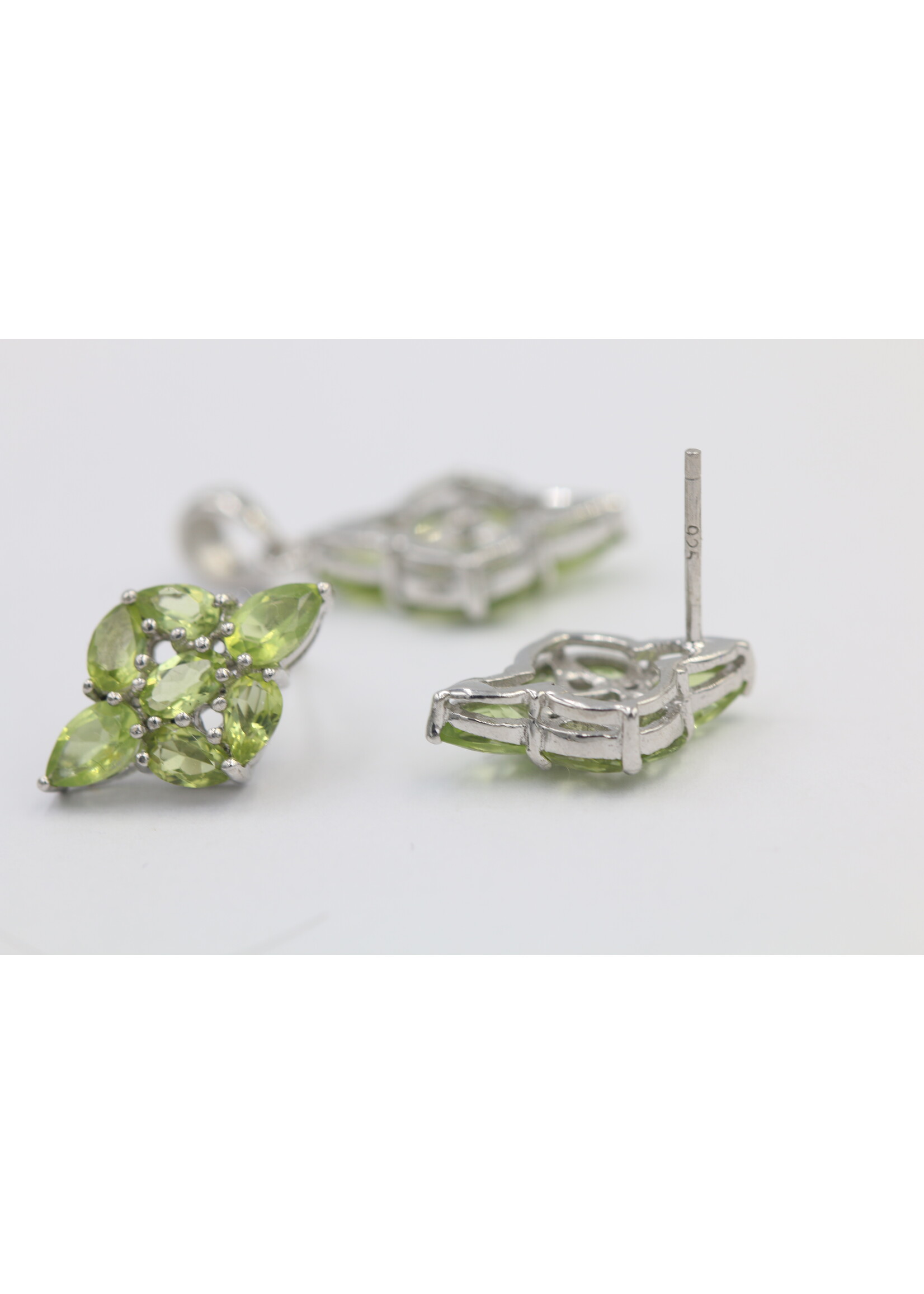 925 rhodium plated silver set with natural Peirdot
