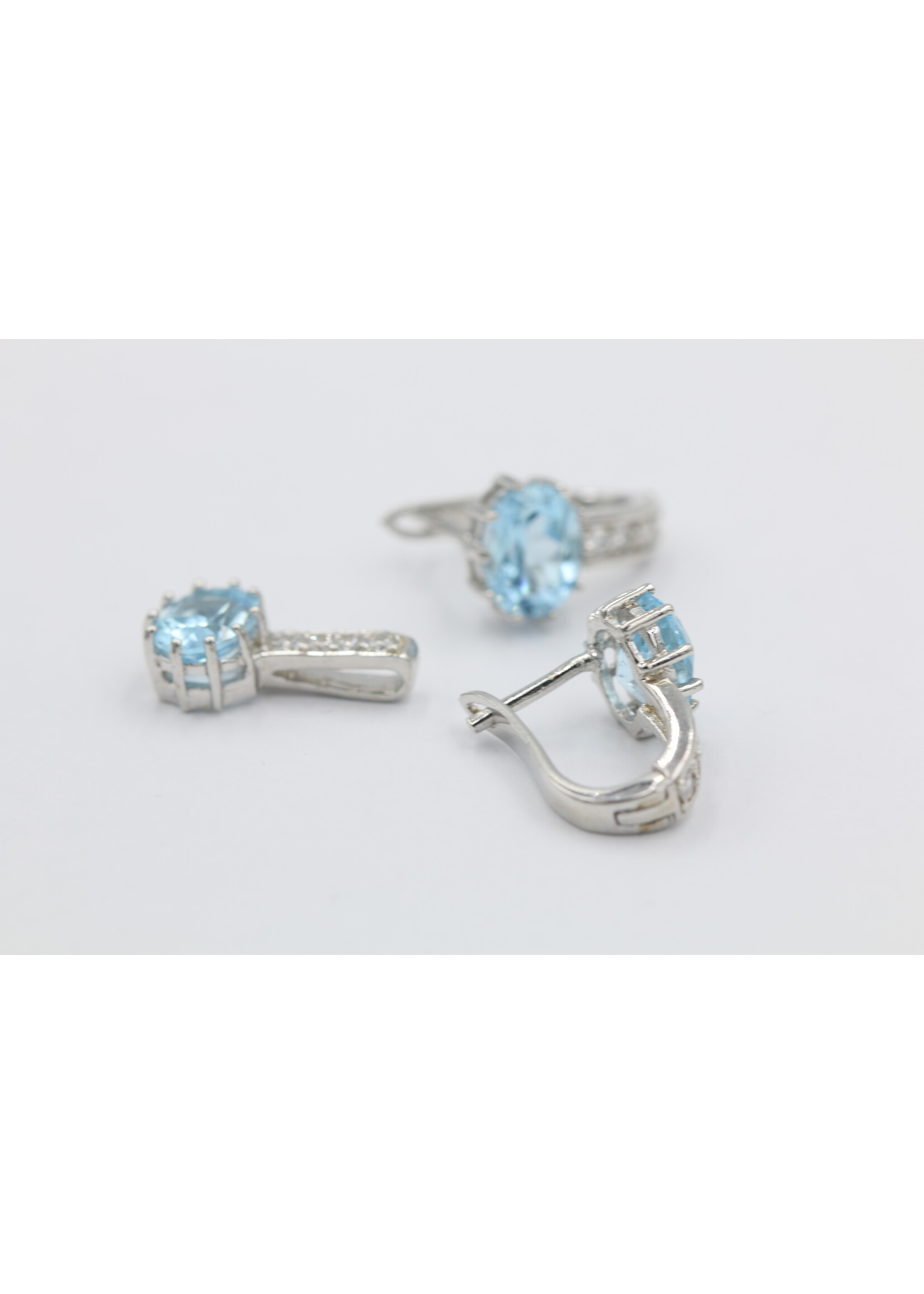 Zilveren 925 set met blauwe Topaas