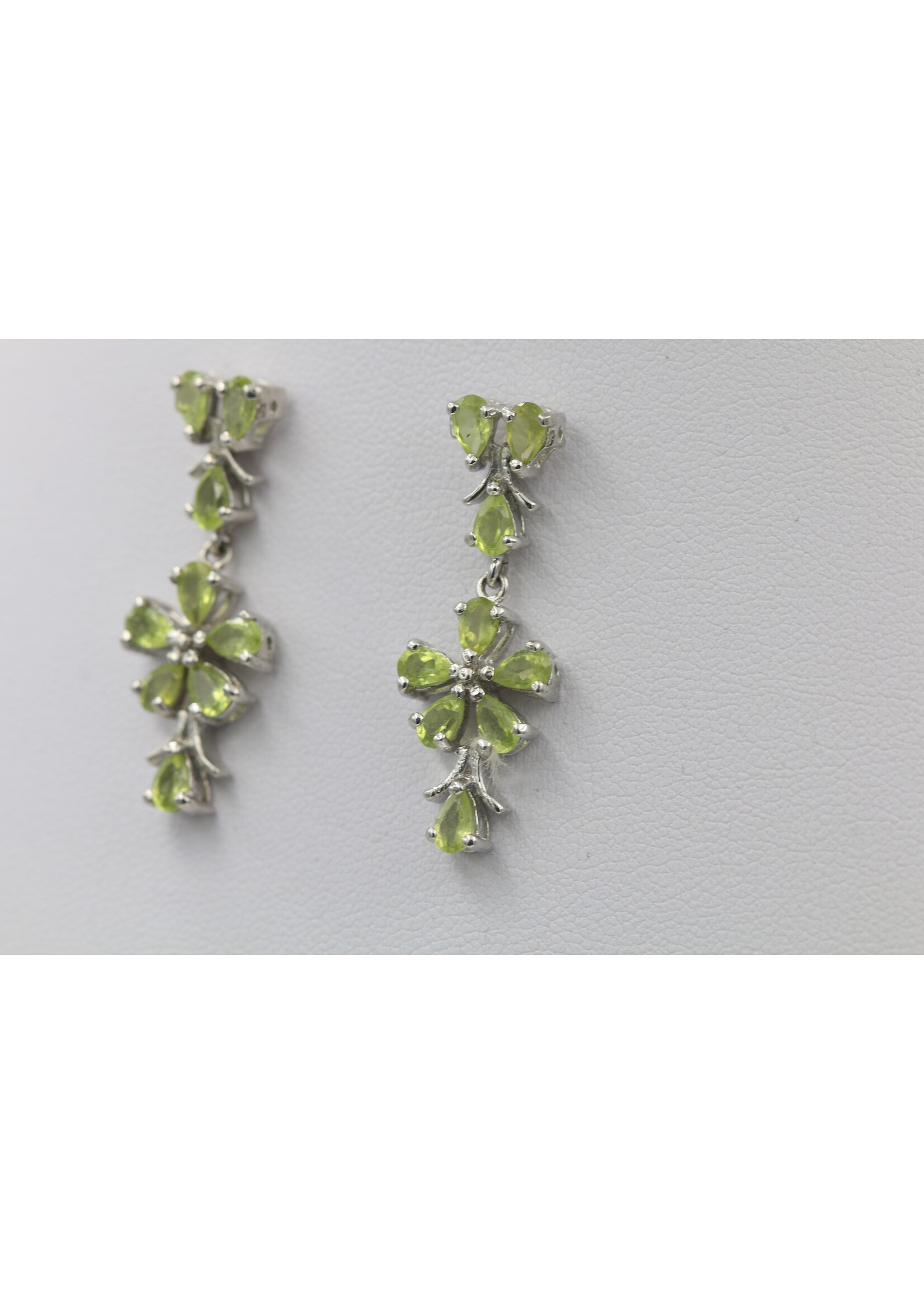 Boucles d'oreilles en argent 925 rhodié serties de Péridots naturels