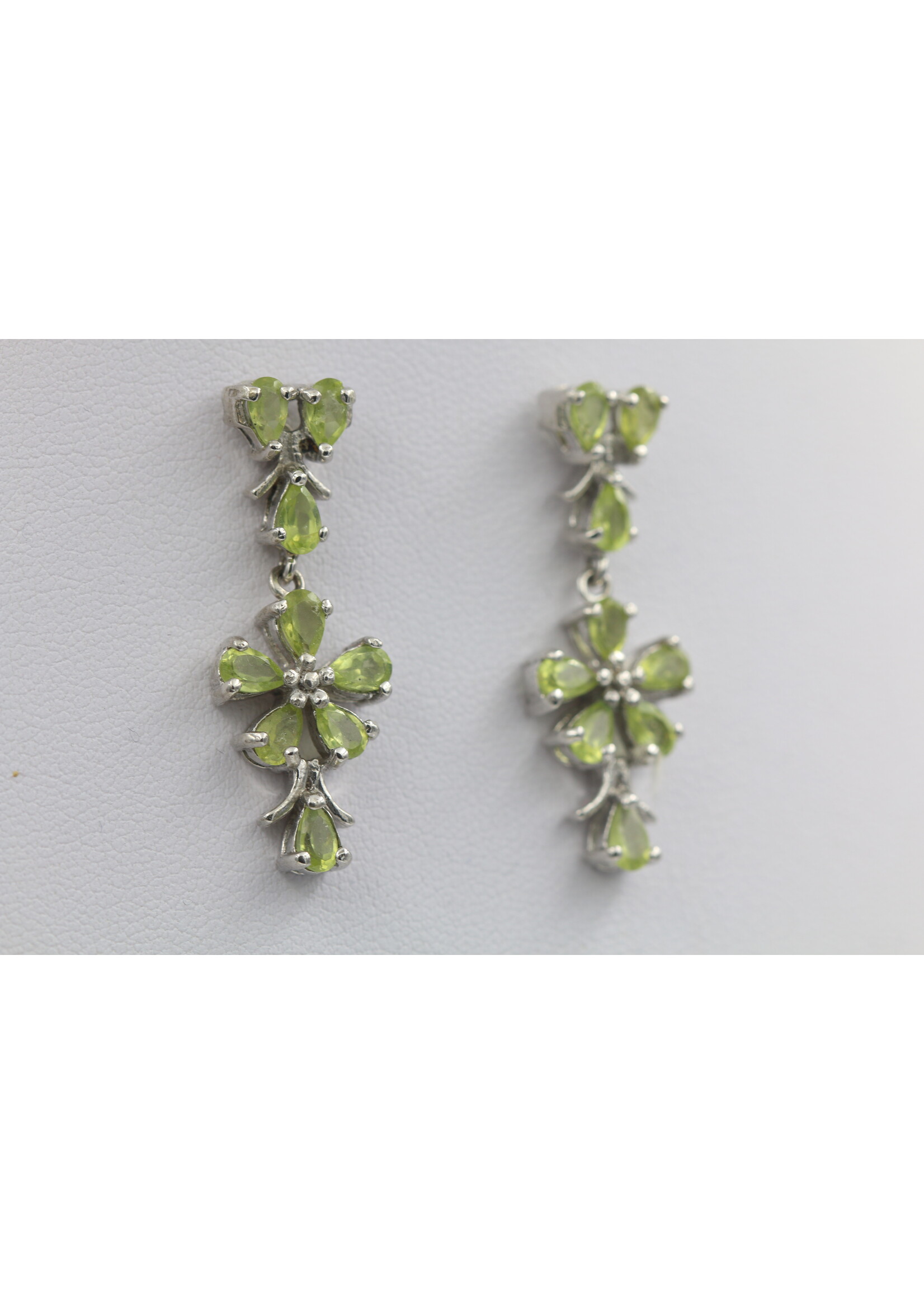 Boucles d'oreilles en argent 925 rhodié serties de Péridots naturels