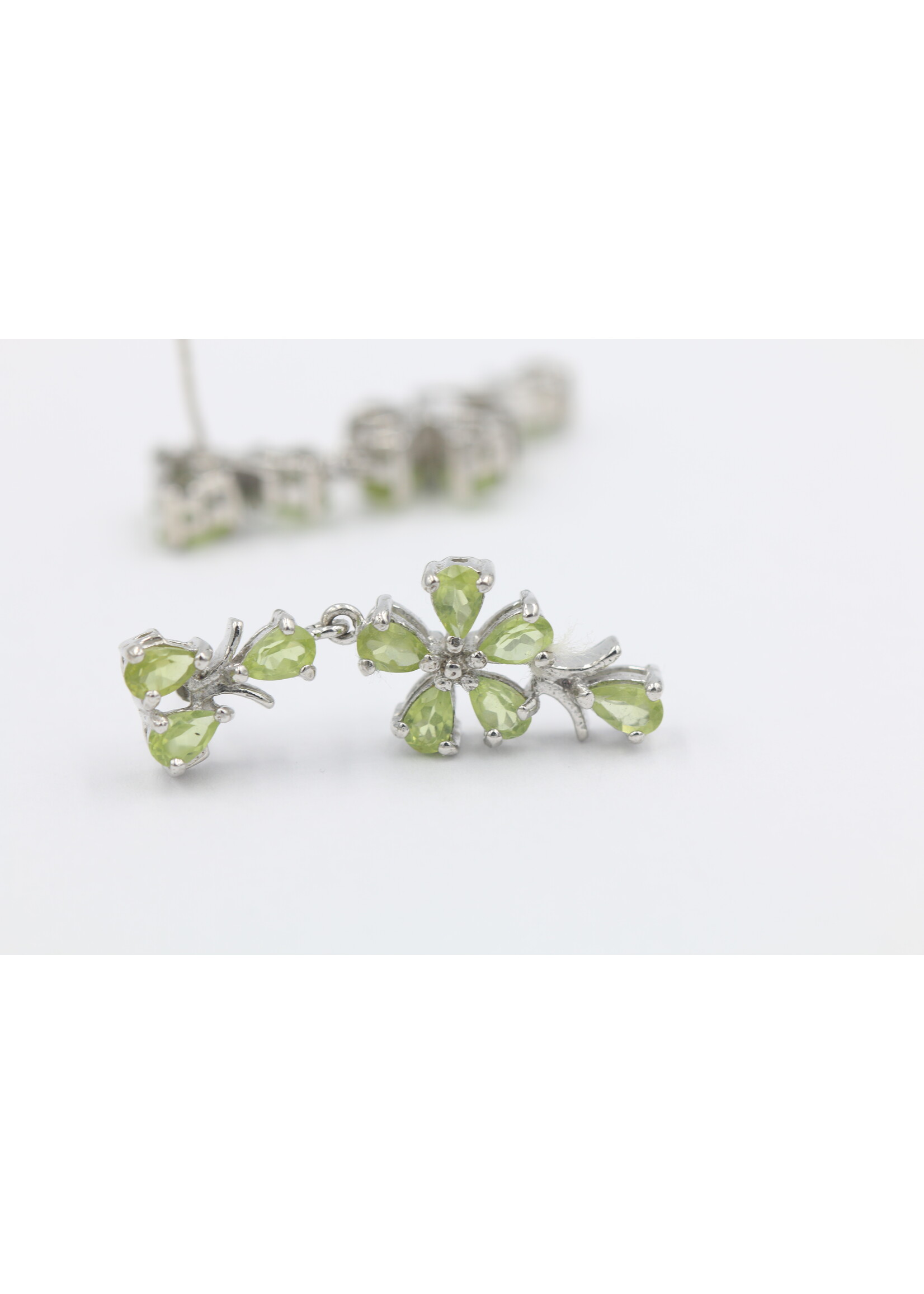 Orecchini in argento rodiato 925 con peridoti naturali