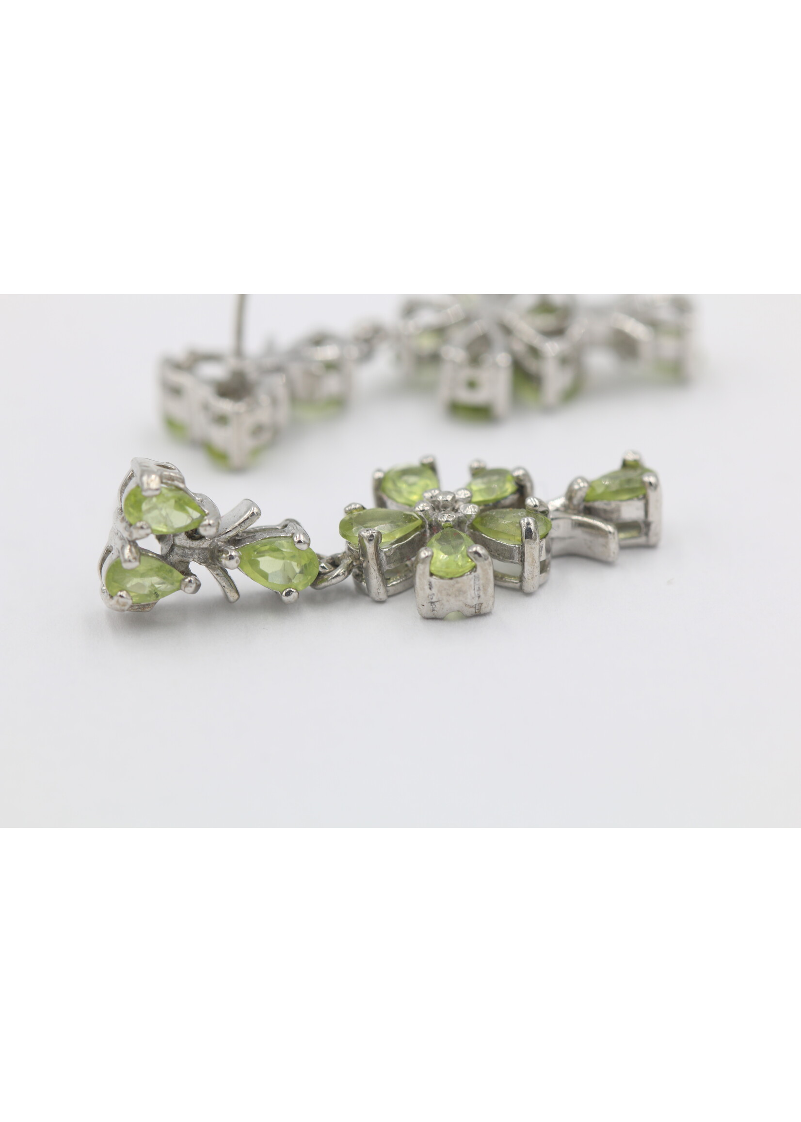 Orecchini in argento rodiato 925 con peridoti naturali