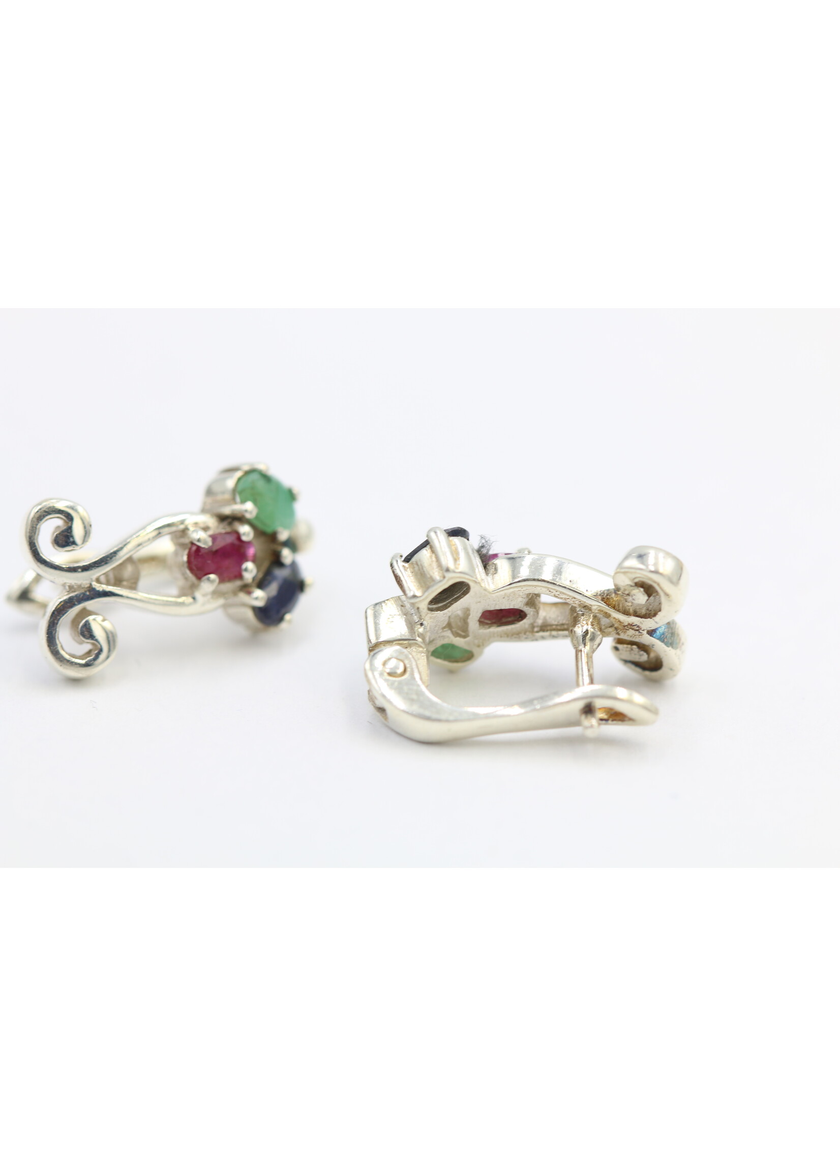 Boucles d'oreilles en argent 925 rhodié serties de rubis naturels, d'émeraudes et de saphirs