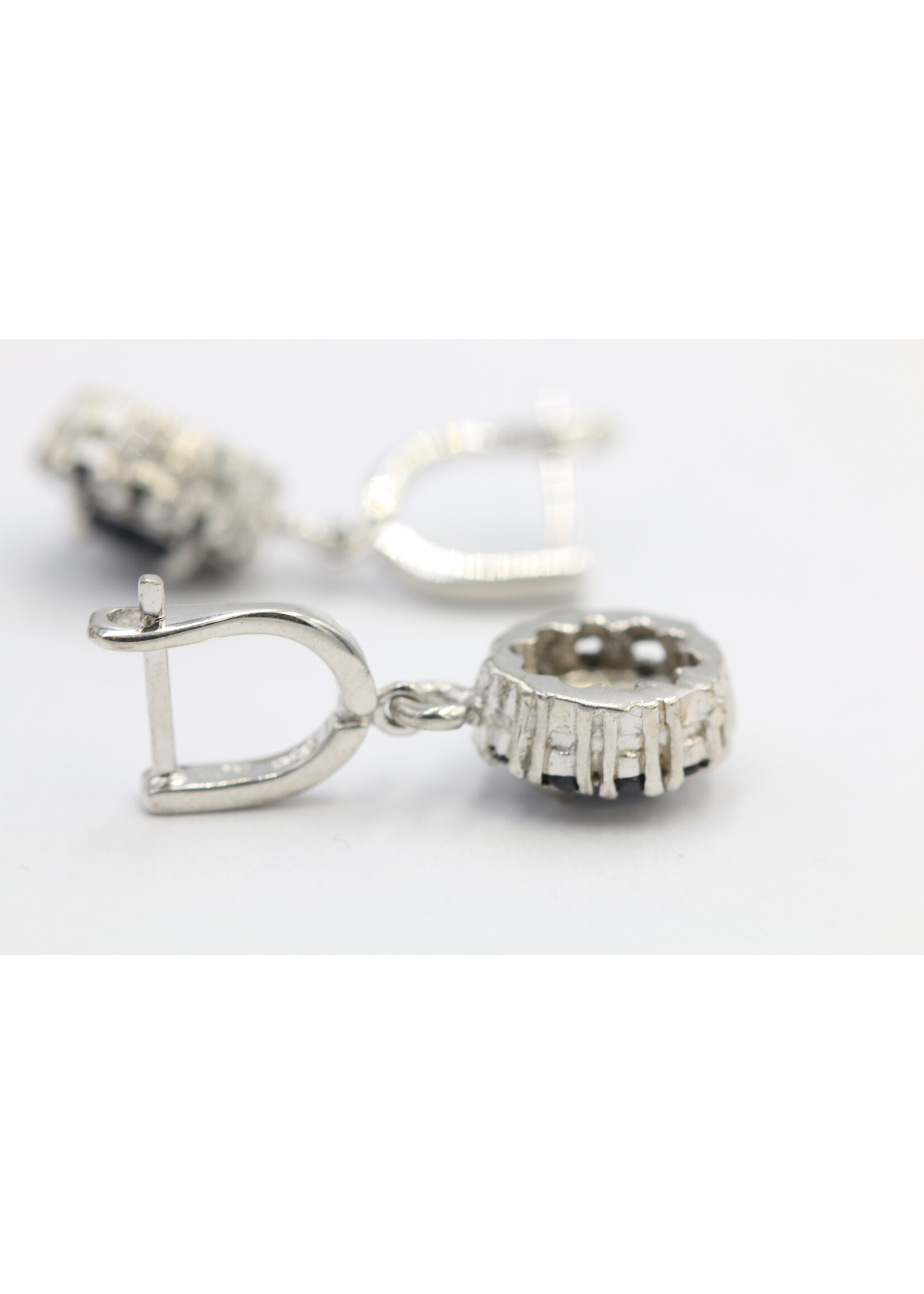 Boucles d'oreilles en argent 925 rhodié serties de saphirs naturels