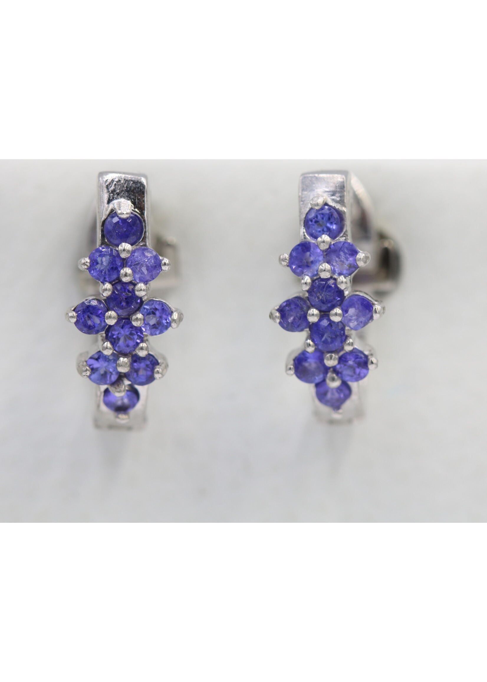 Boucles d'oreilles en argent 925 rhodié serties de Tanzanites naturelles