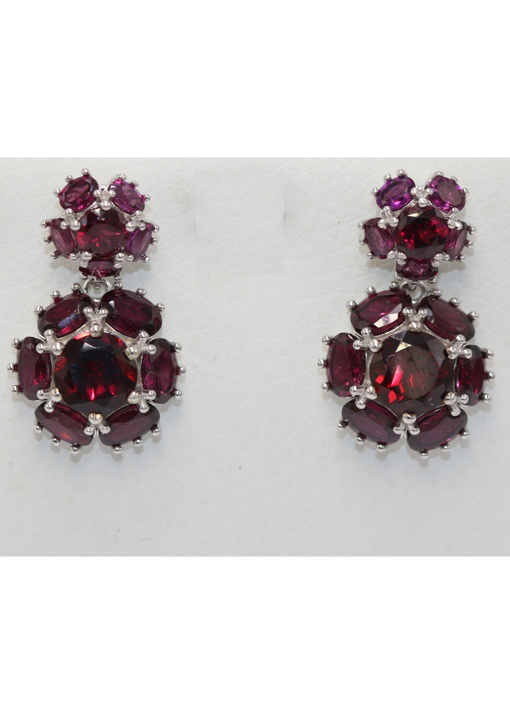 Boucles d'oreilles en argent 925 rhodié serties de rhodolites naturelles