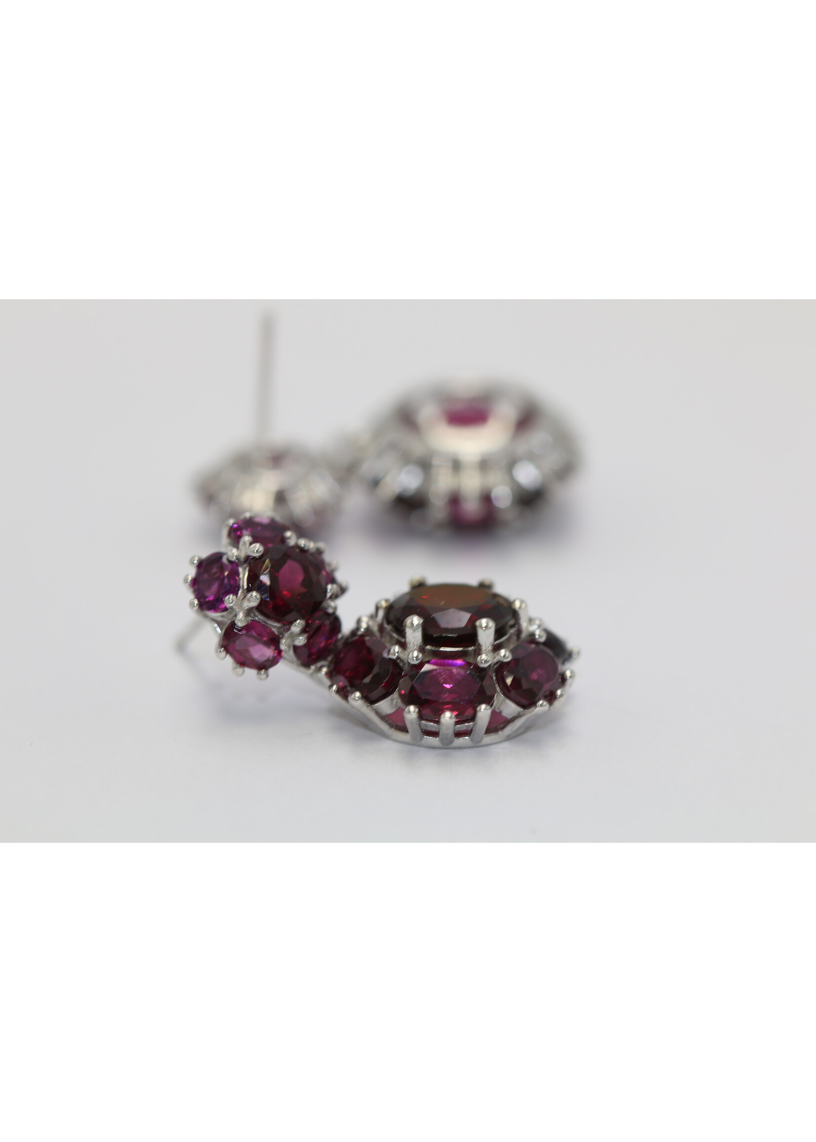 Boucles d'oreilles en argent 925 rhodié serties de rhodolites naturelles
