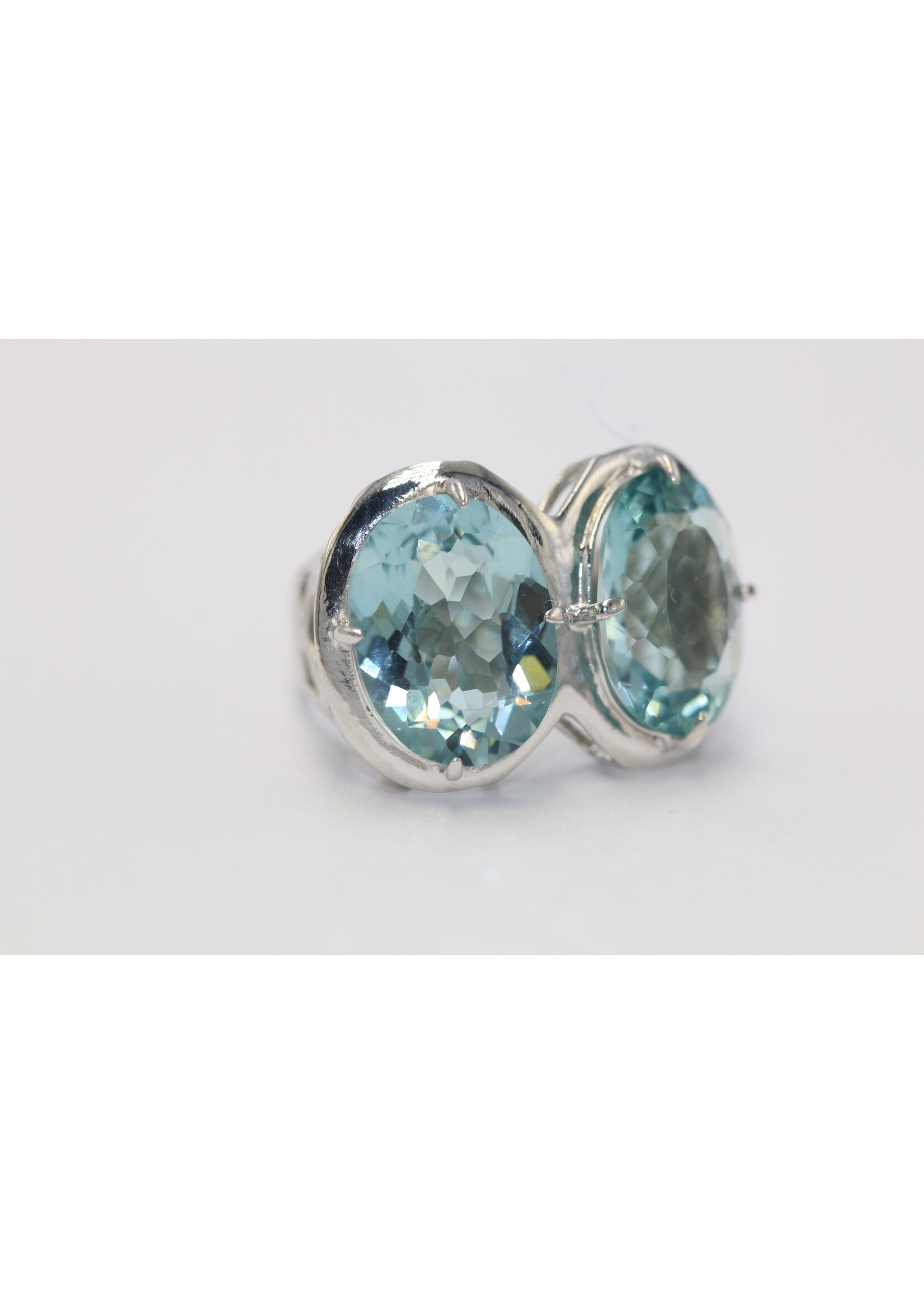 Anello in argento rodiato 925 con topazio azzurro naturale