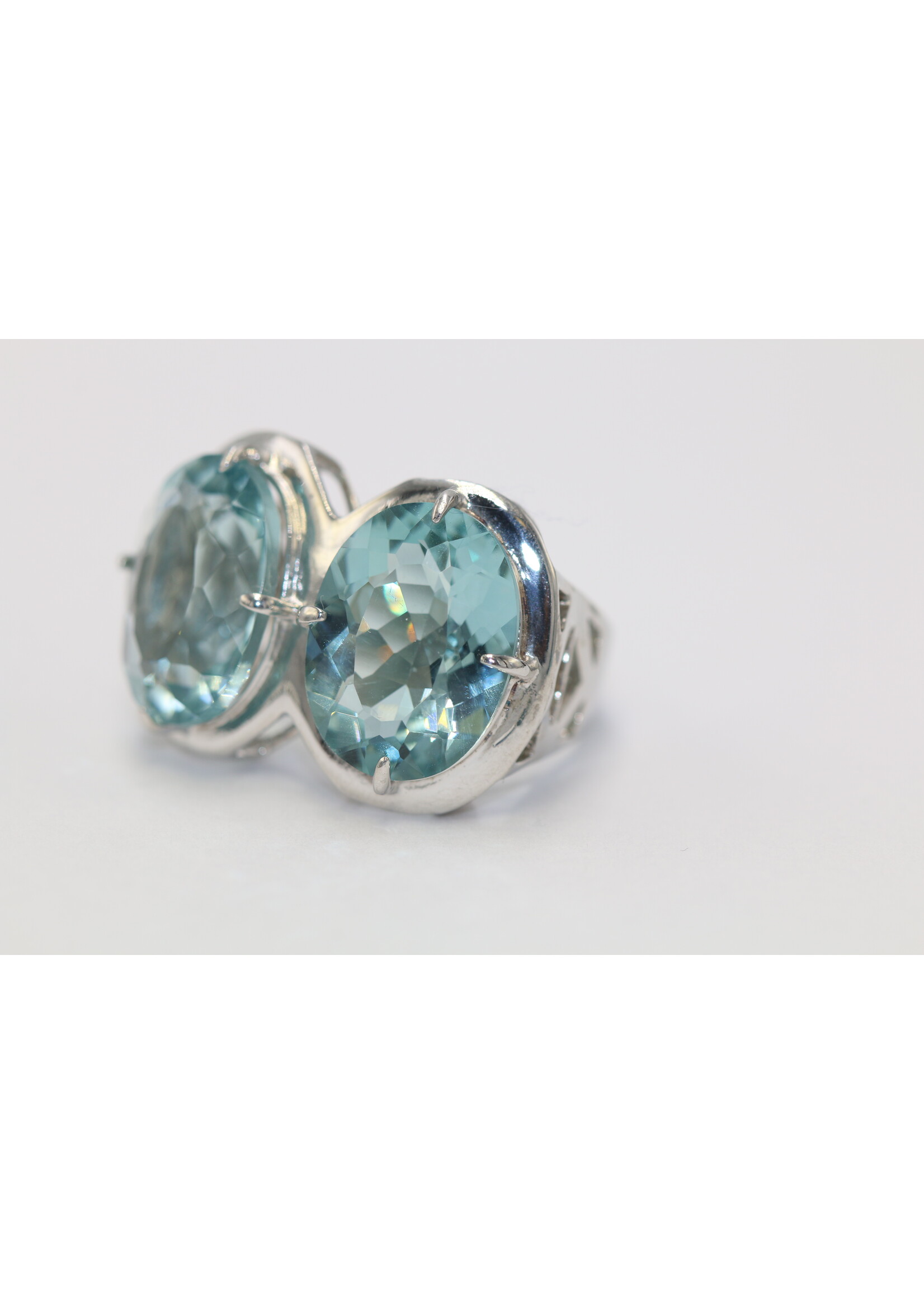 Bague en argent 925 rhodié sertie d'une Topaze Bleue naturelle