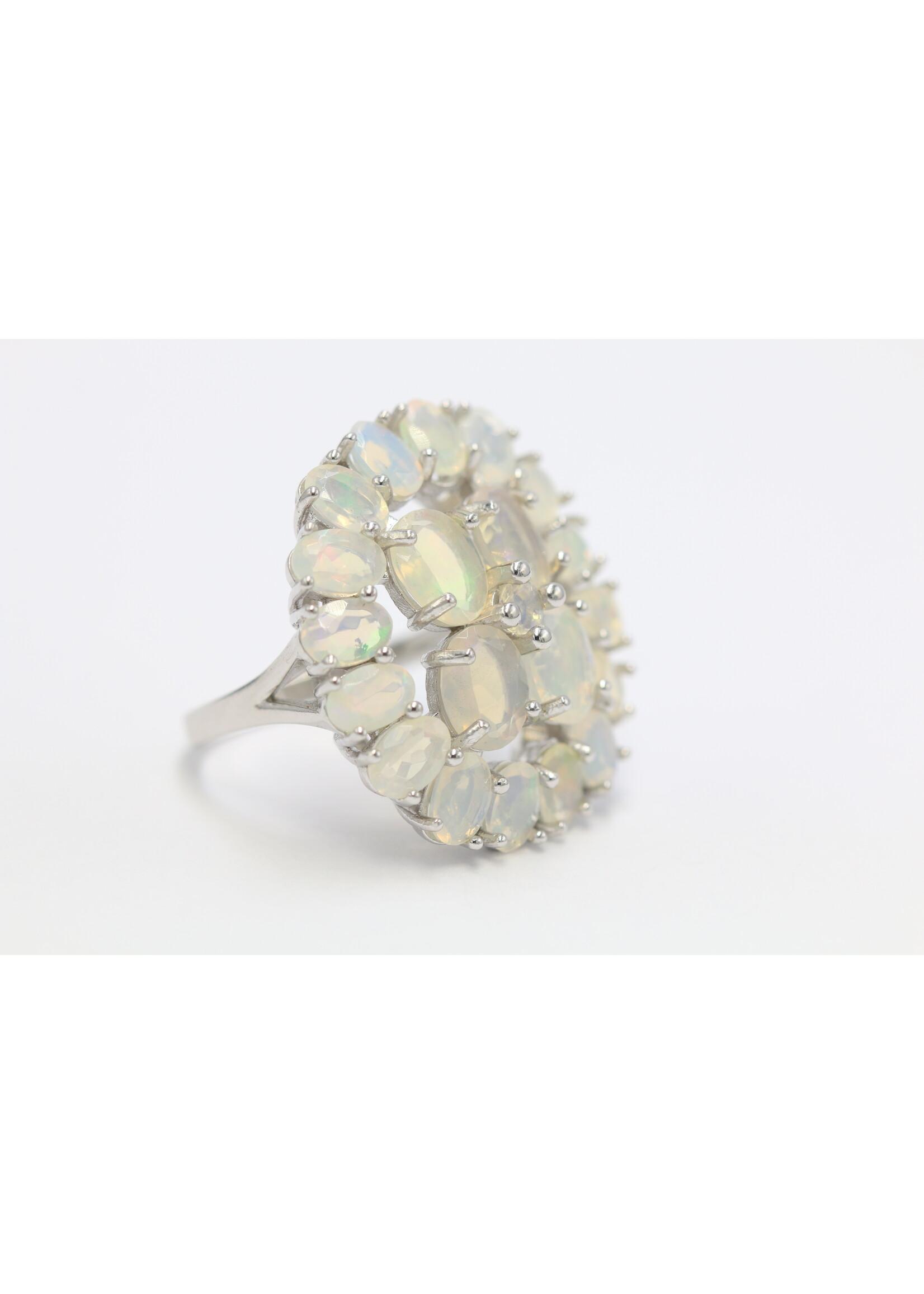 Bague en argent 925 rhodié sertie d'opales naturelles