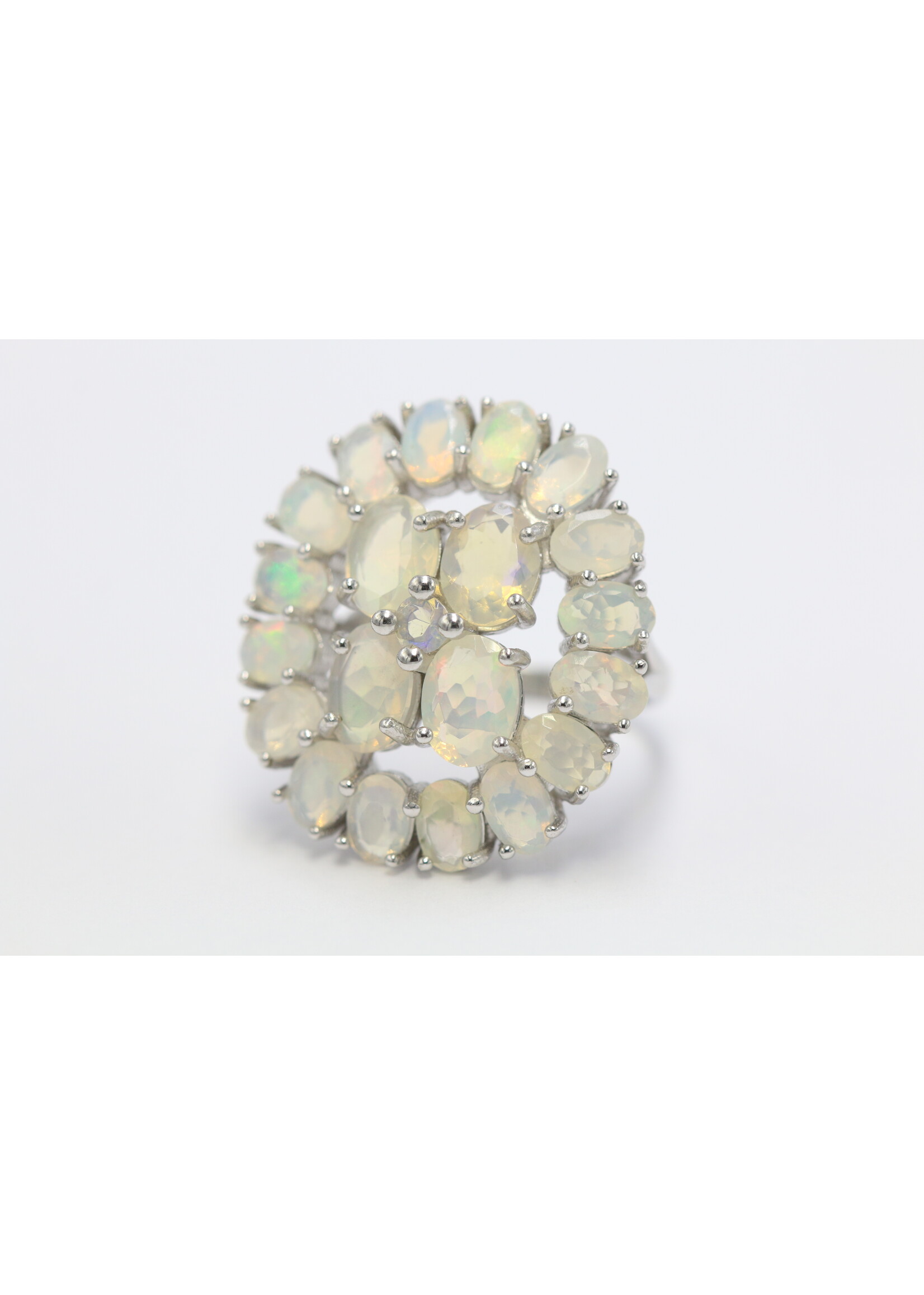 Bague en argent 925 rhodié sertie d'opales naturelles