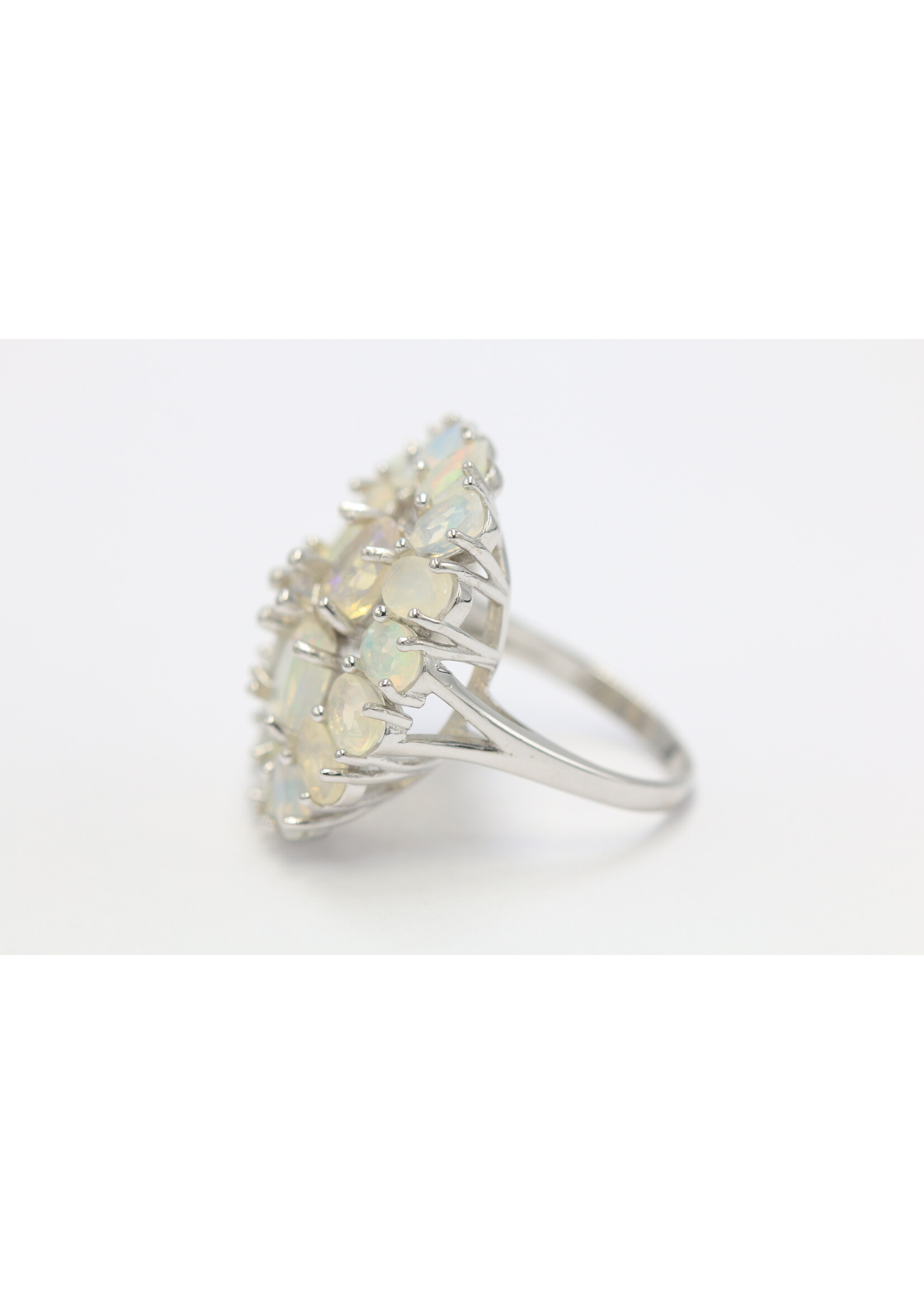 Bague en argent 925 rhodié sertie d'opales naturelles