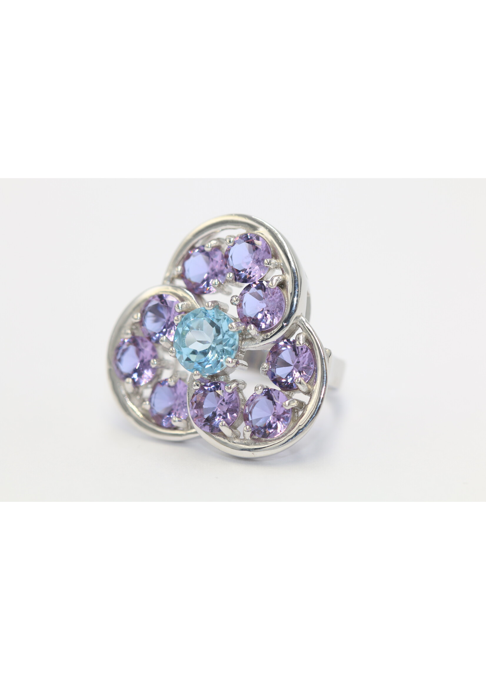 Bague en argent 925 rhodié sertie de Topazes bleues naturelles et d'Améthystes