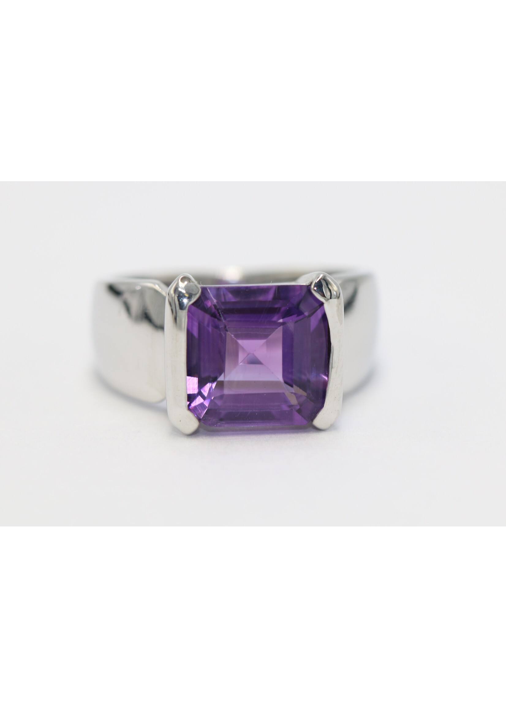 925 rhodium plated silver ring set with natural amethyst