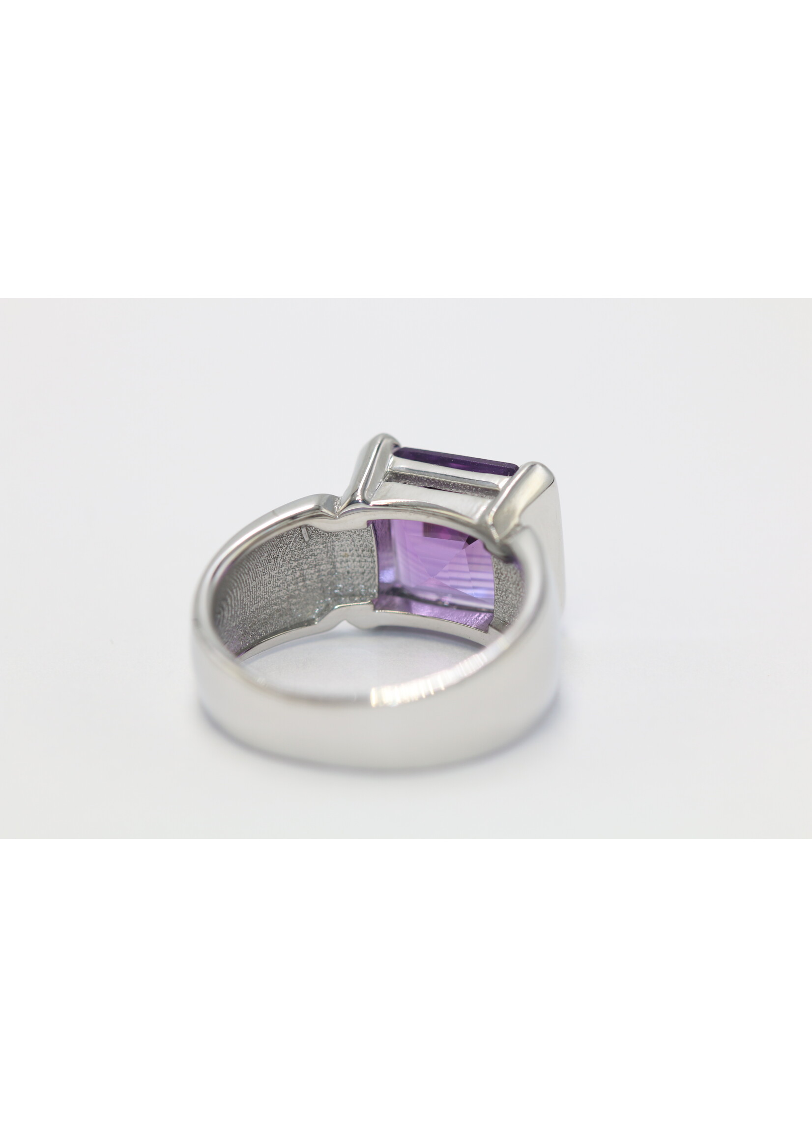 925 rhodium plated silver ring set with natural amethyst