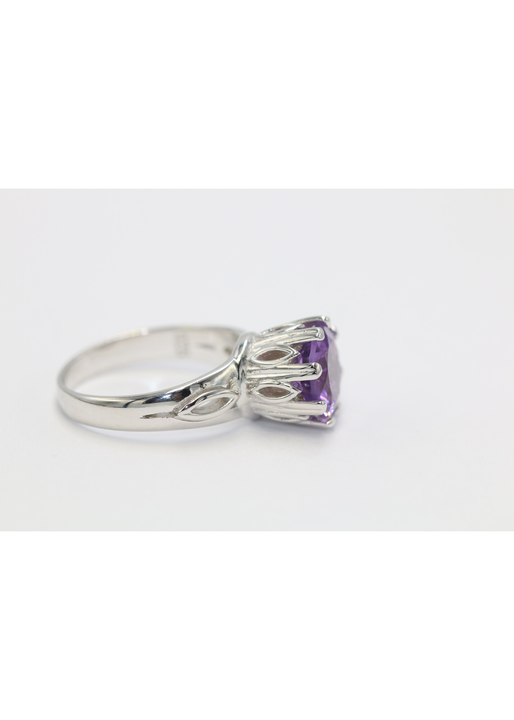 925 rhodium plated silver ring set with natural amethyst
