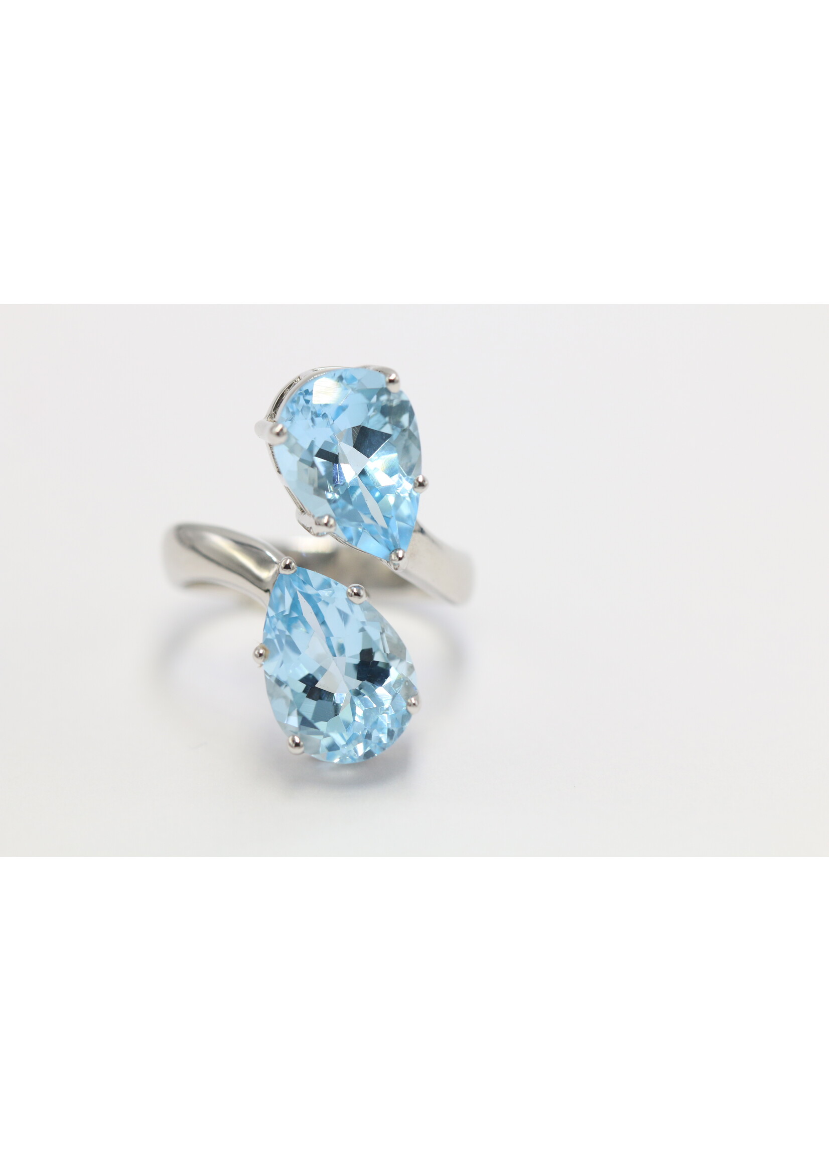 Anello in argento rodiato 925 con topazio azzurro naturale