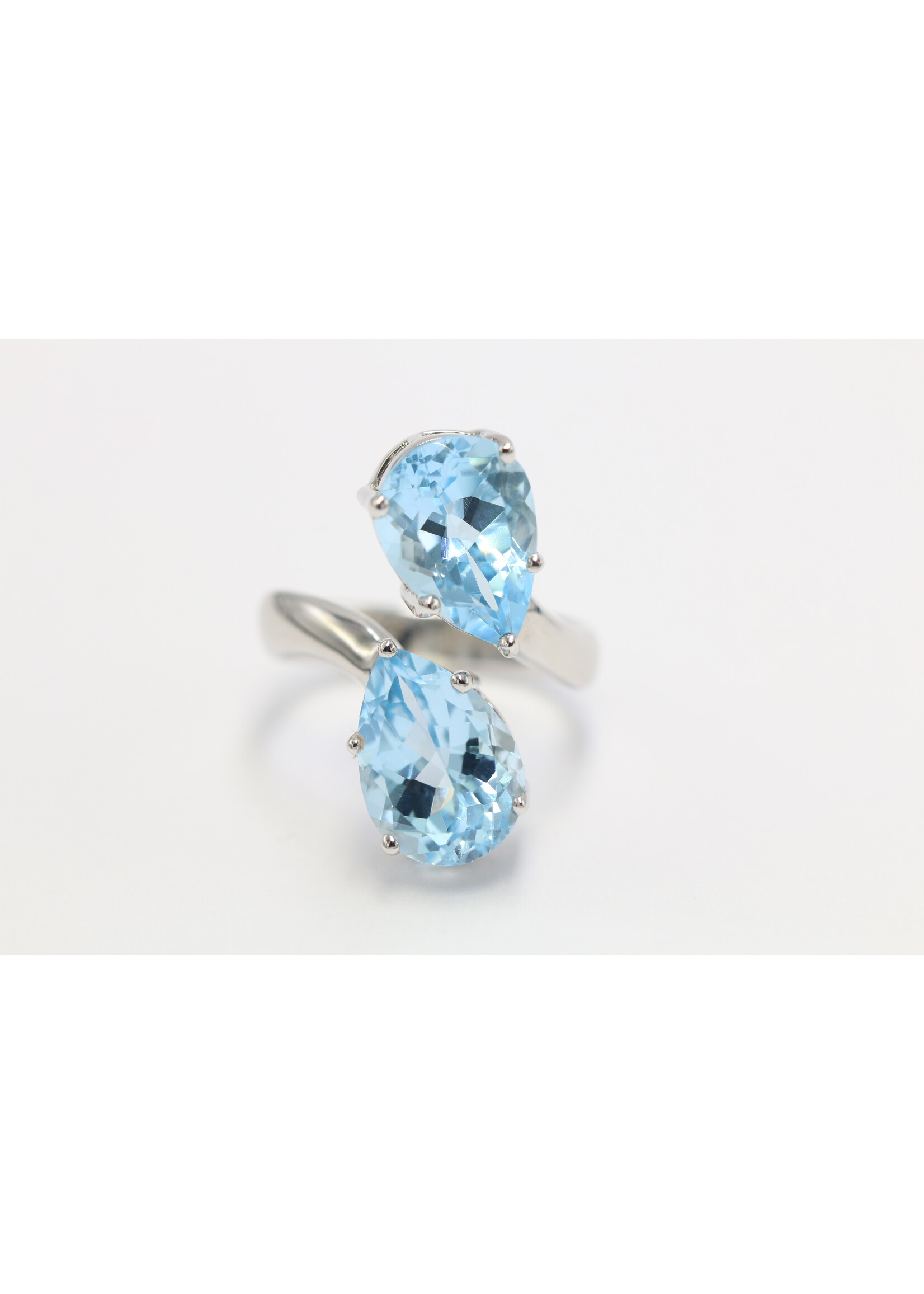 Anello in argento rodiato 925 con topazio azzurro naturale