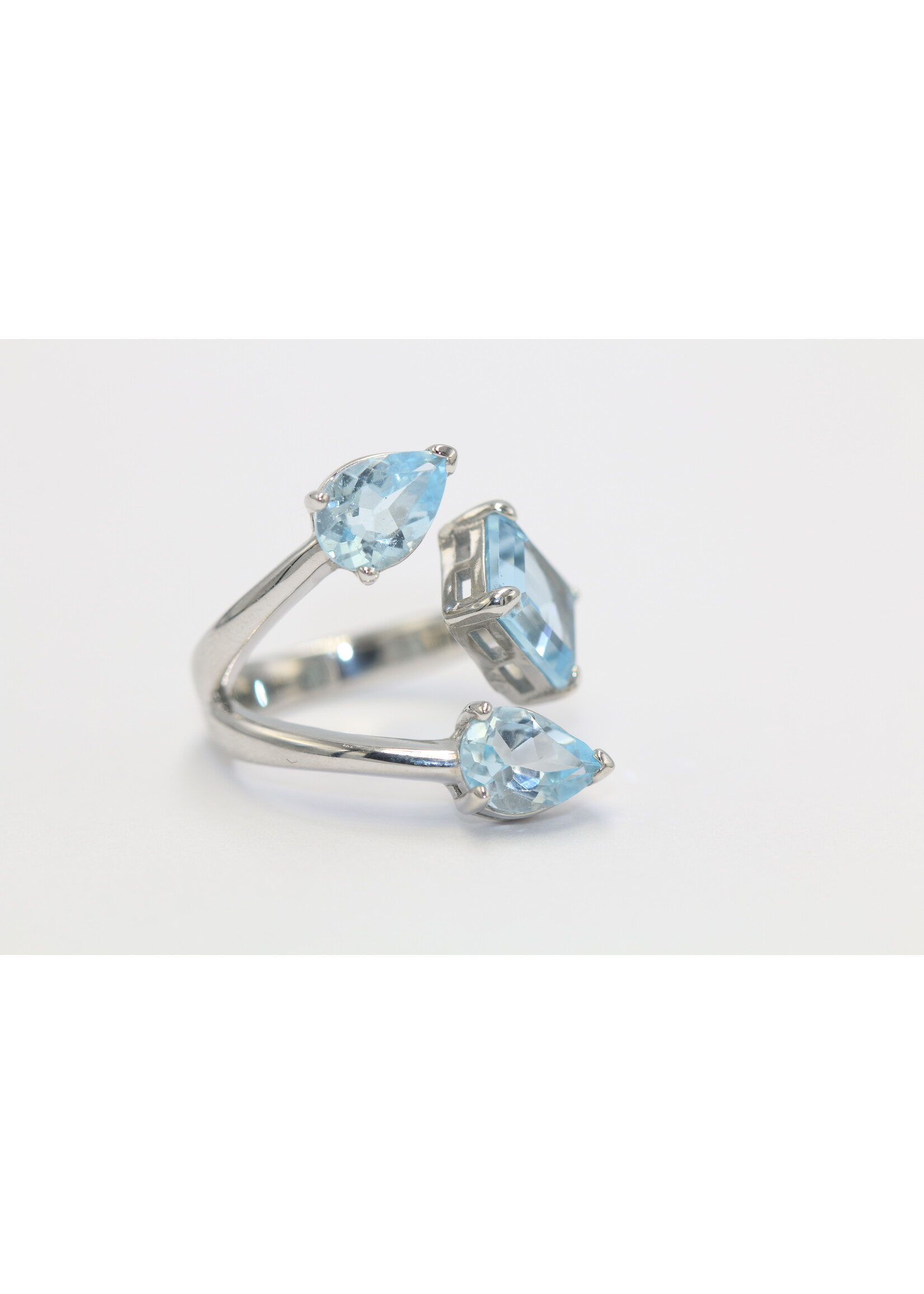 Bague en argent 925 rhodié sertie d'une Topaze Bleue naturelle