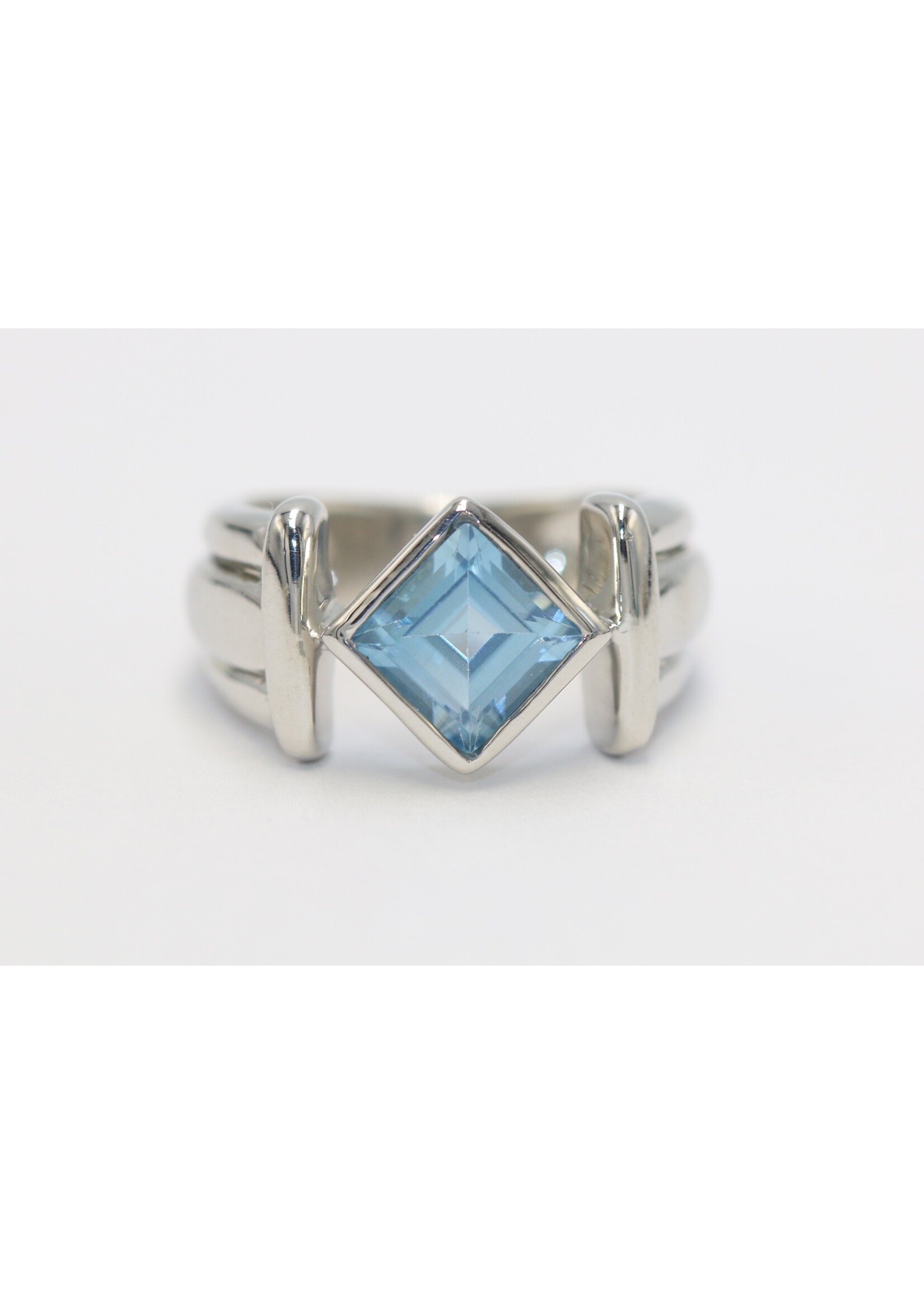 Anello in argento rodiato 925 con topazio azzurro naturale