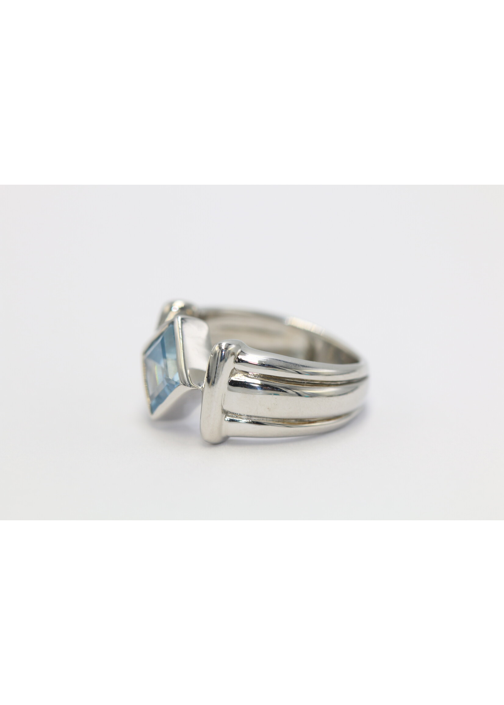 Anello in argento rodiato 925 con topazio azzurro naturale