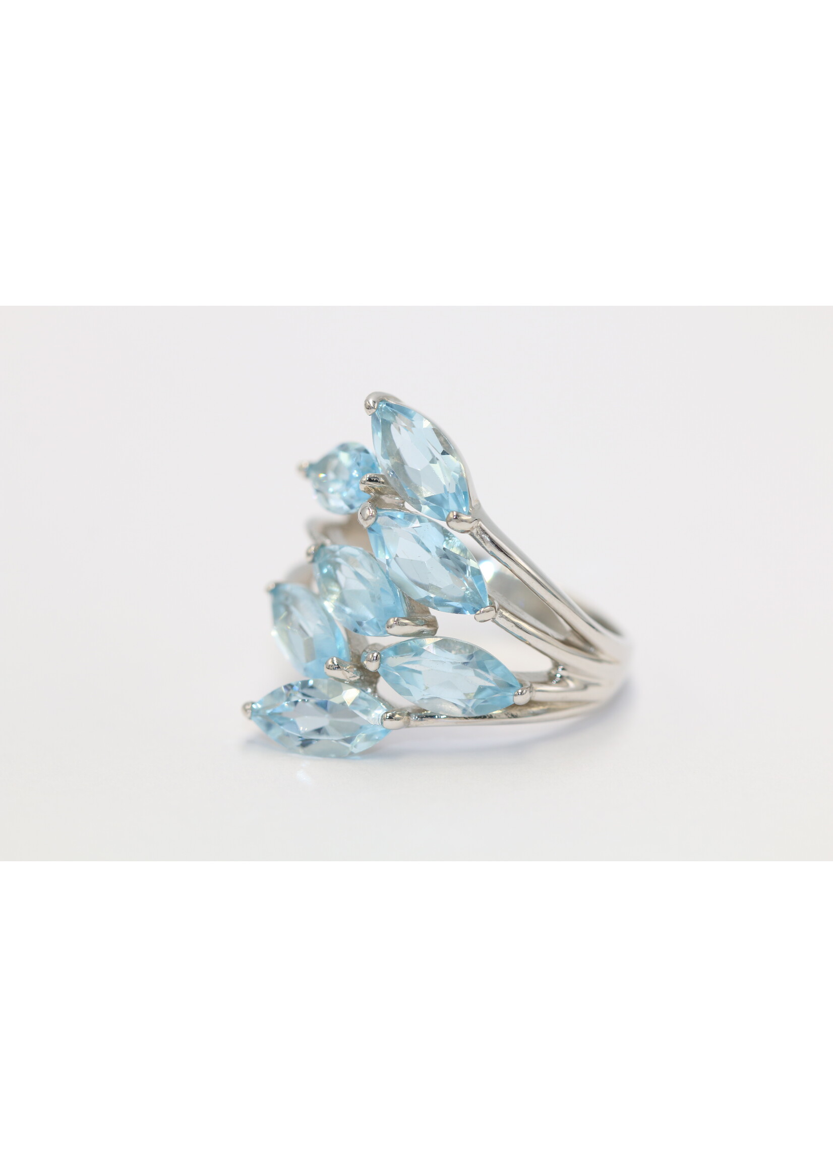 Anello in argento rodiato 925 con topazio azzurro naturale