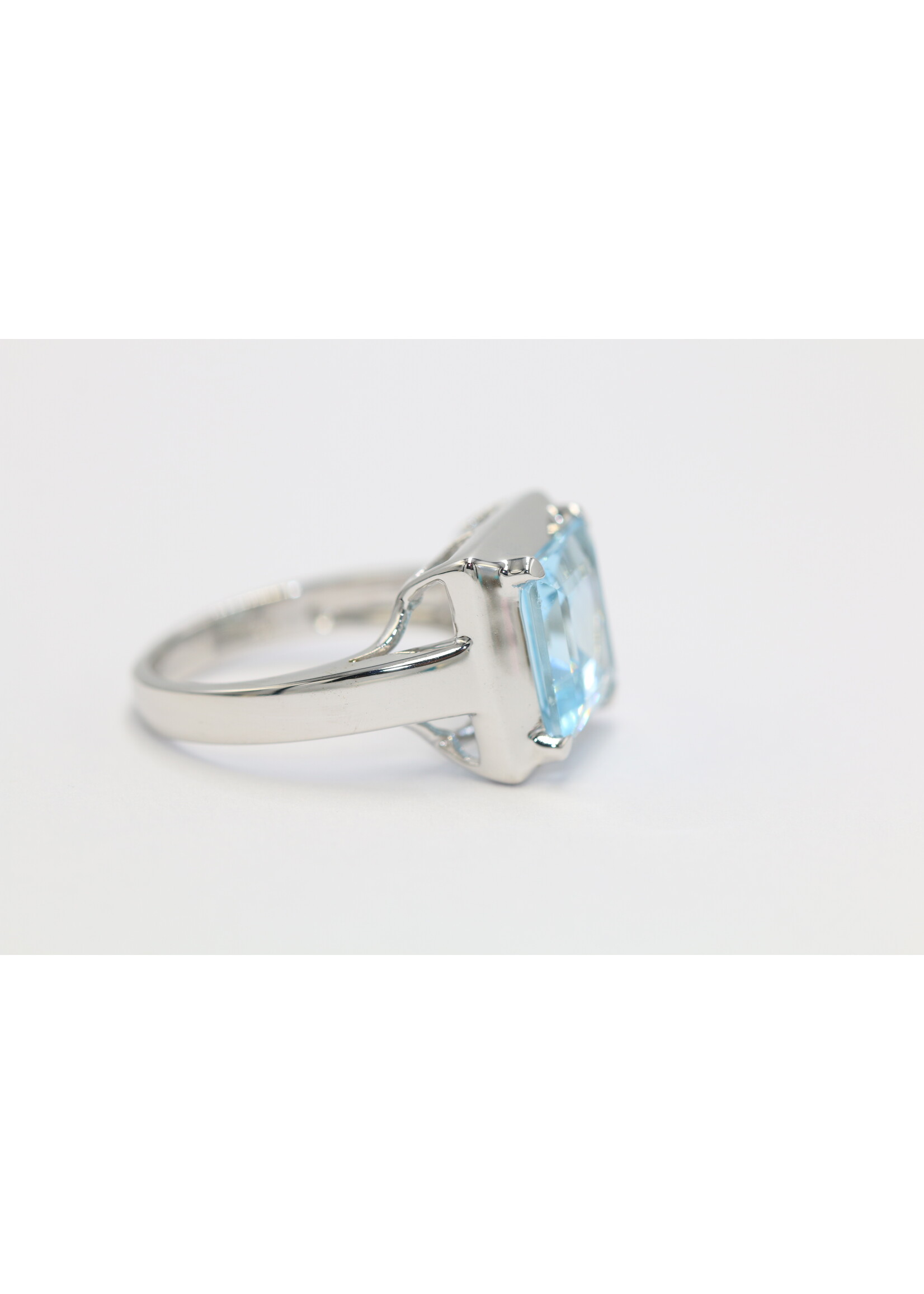 Anello in argento rodiato 925 con topazio azzurro naturale