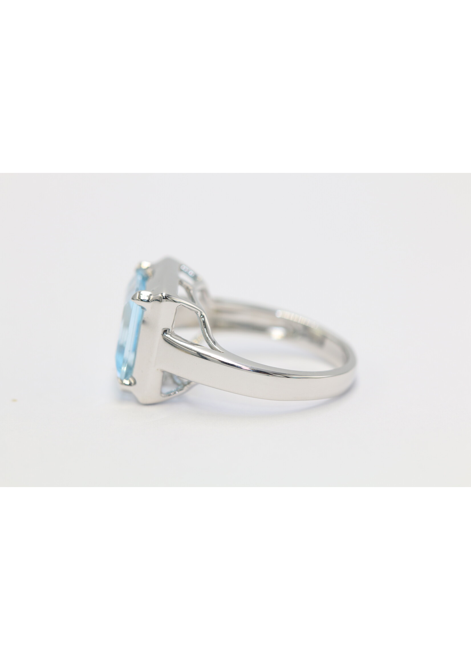 Anello in argento rodiato 925 con topazio azzurro naturale