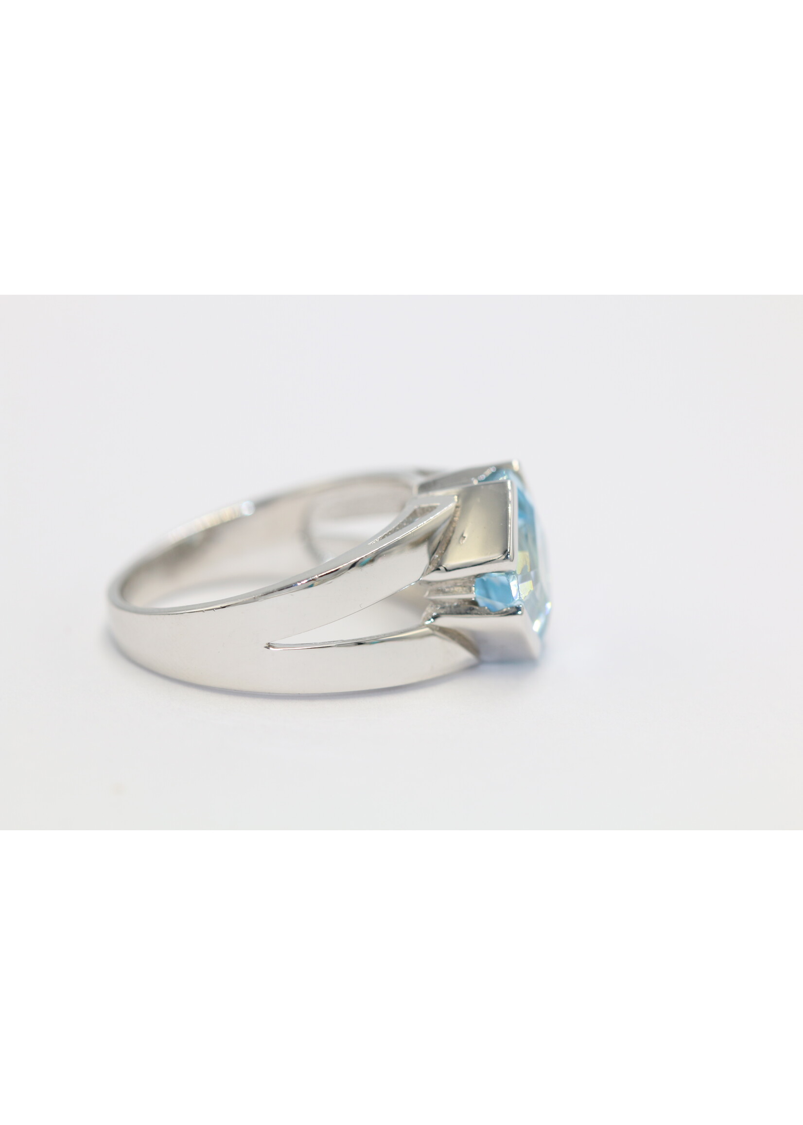 925 gerhodineerd zilveren ring bezet met natuurlijke Blauwe Topaas