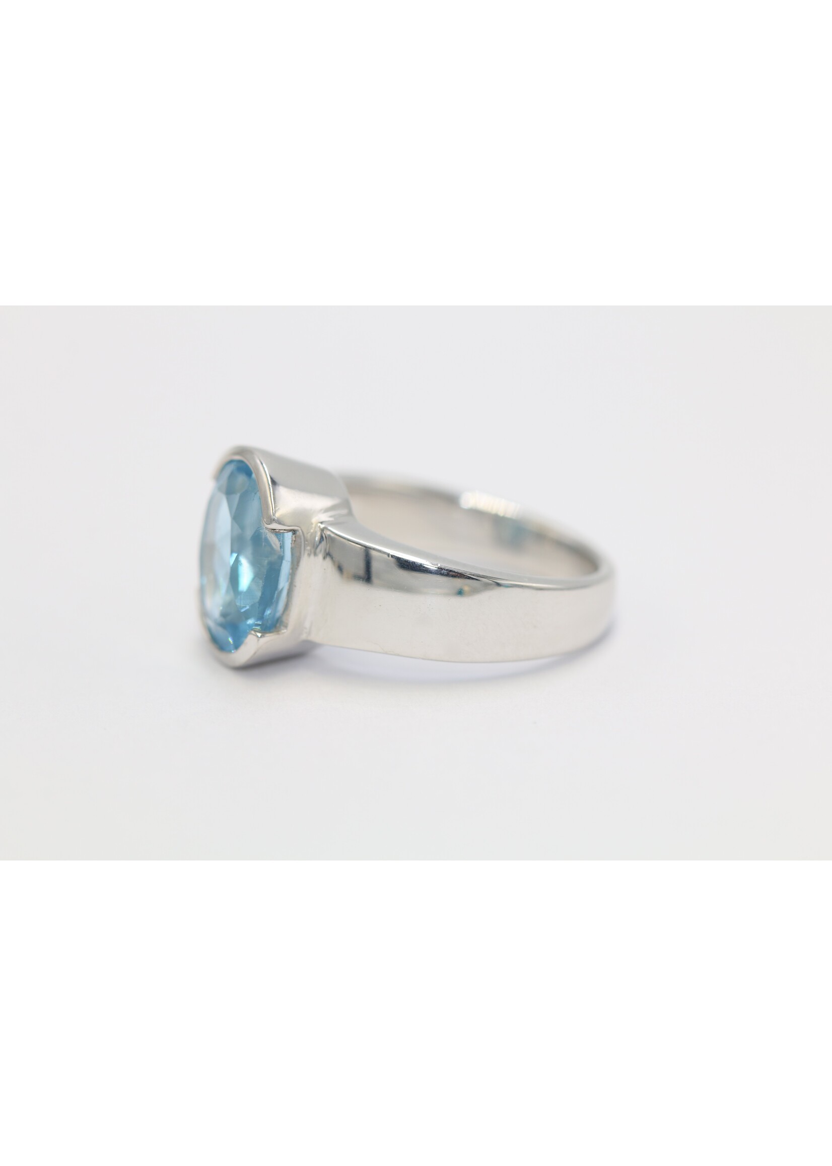Bague en argent 925 rhodié sertie d'une Topaze Bleue naturelle