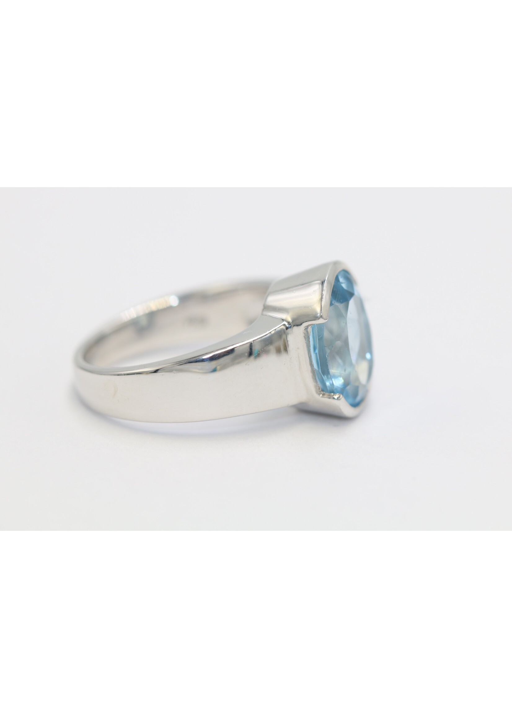Bague en argent 925 rhodié sertie d'une Topaze Bleue naturelle