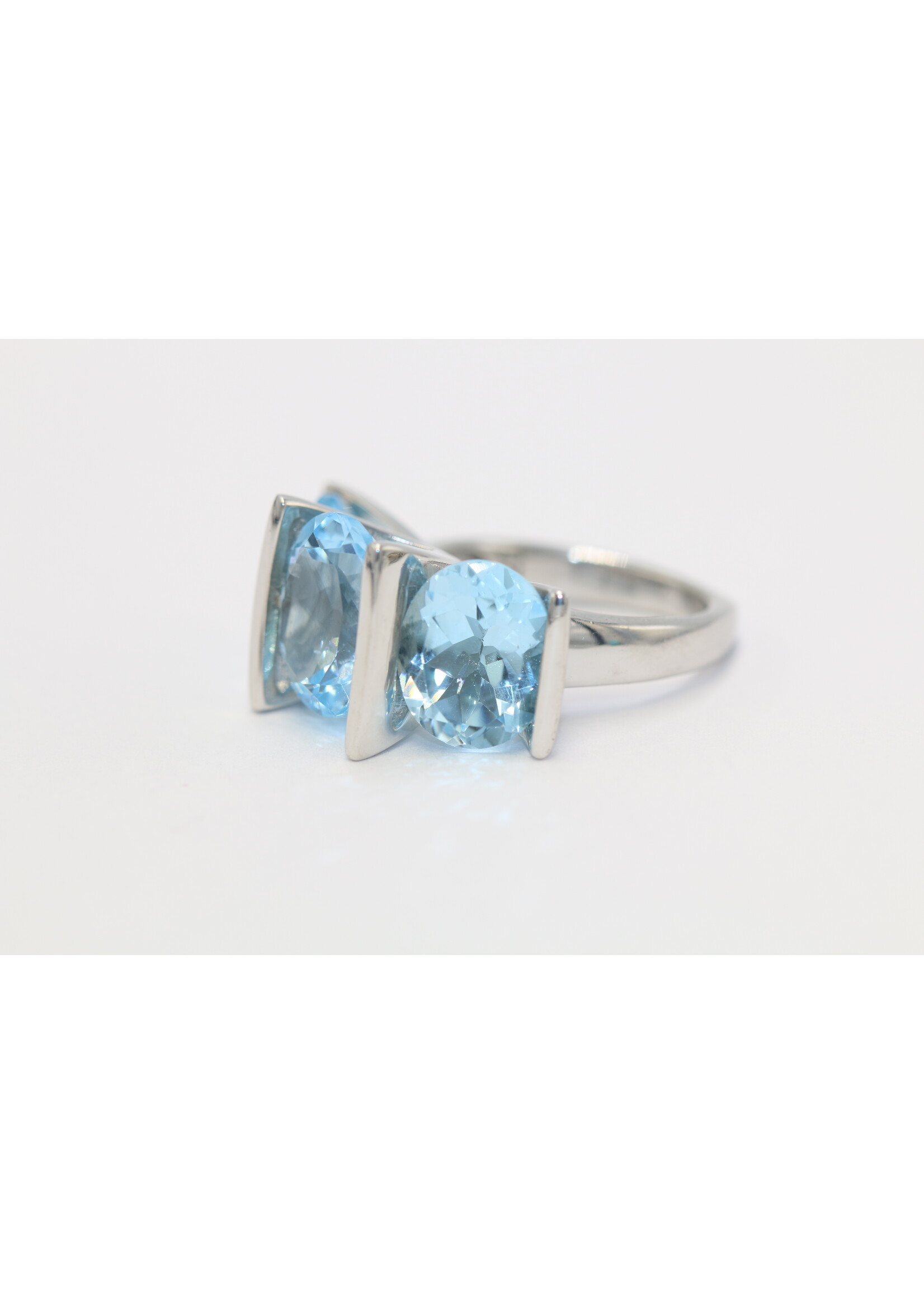Anello in argento rodiato 925 con topazio azzurro naturale