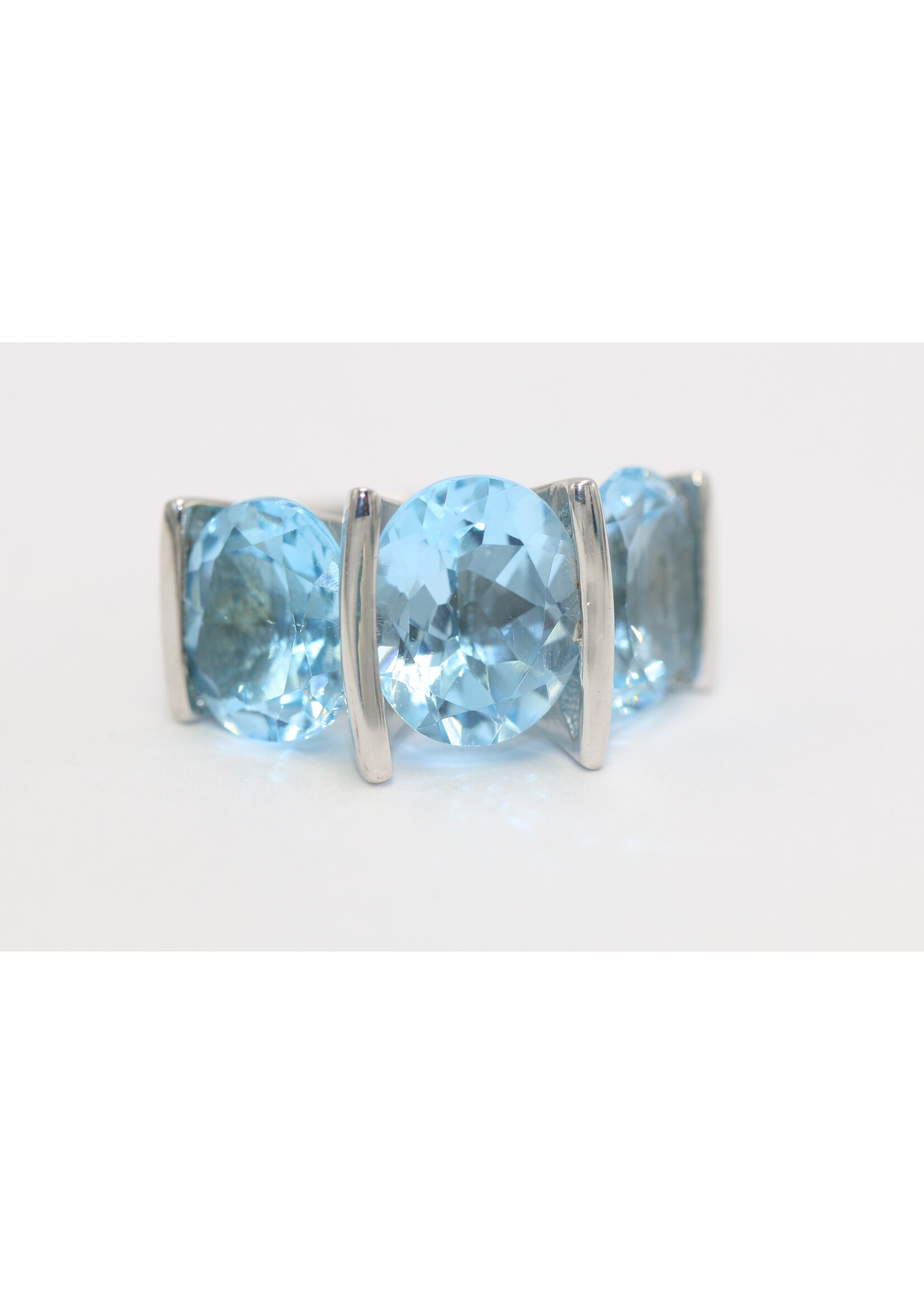 Anello in argento rodiato 925 con topazio azzurro naturale