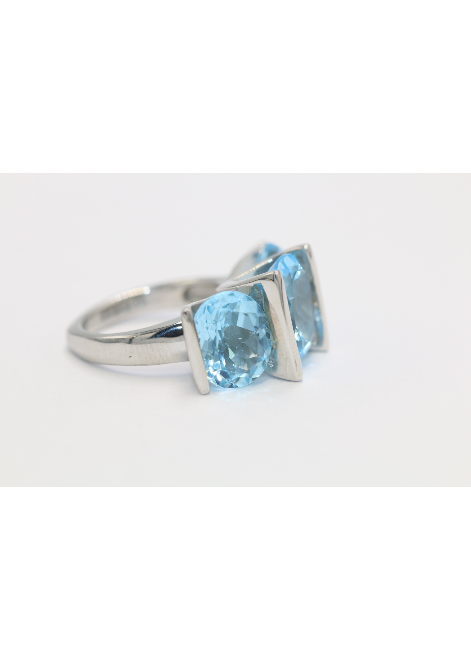 925 gerhodineerd zilveren ring bezet met natuurlijke Blauwe Topaas