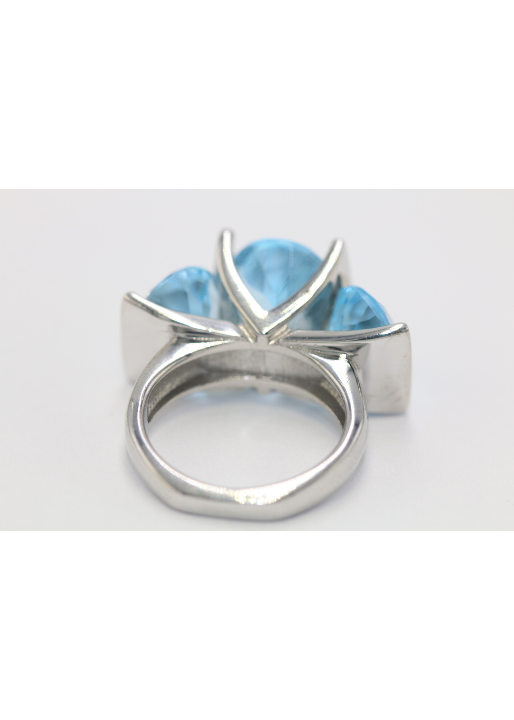 Anello in argento rodiato 925 con topazio azzurro naturale