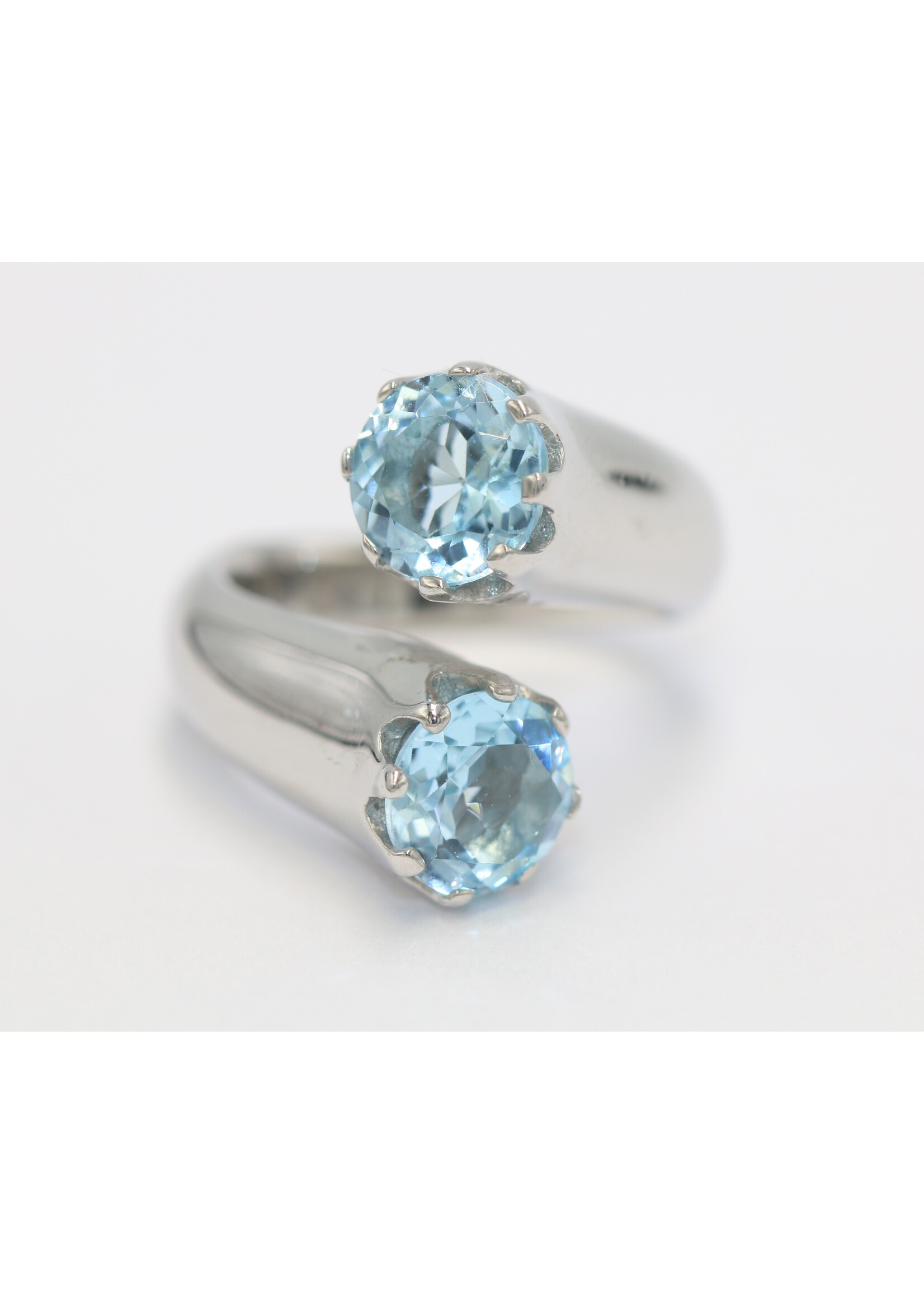 925 gerhodineerd zilveren ring bezet met natuurlijke Blauwe Topaas