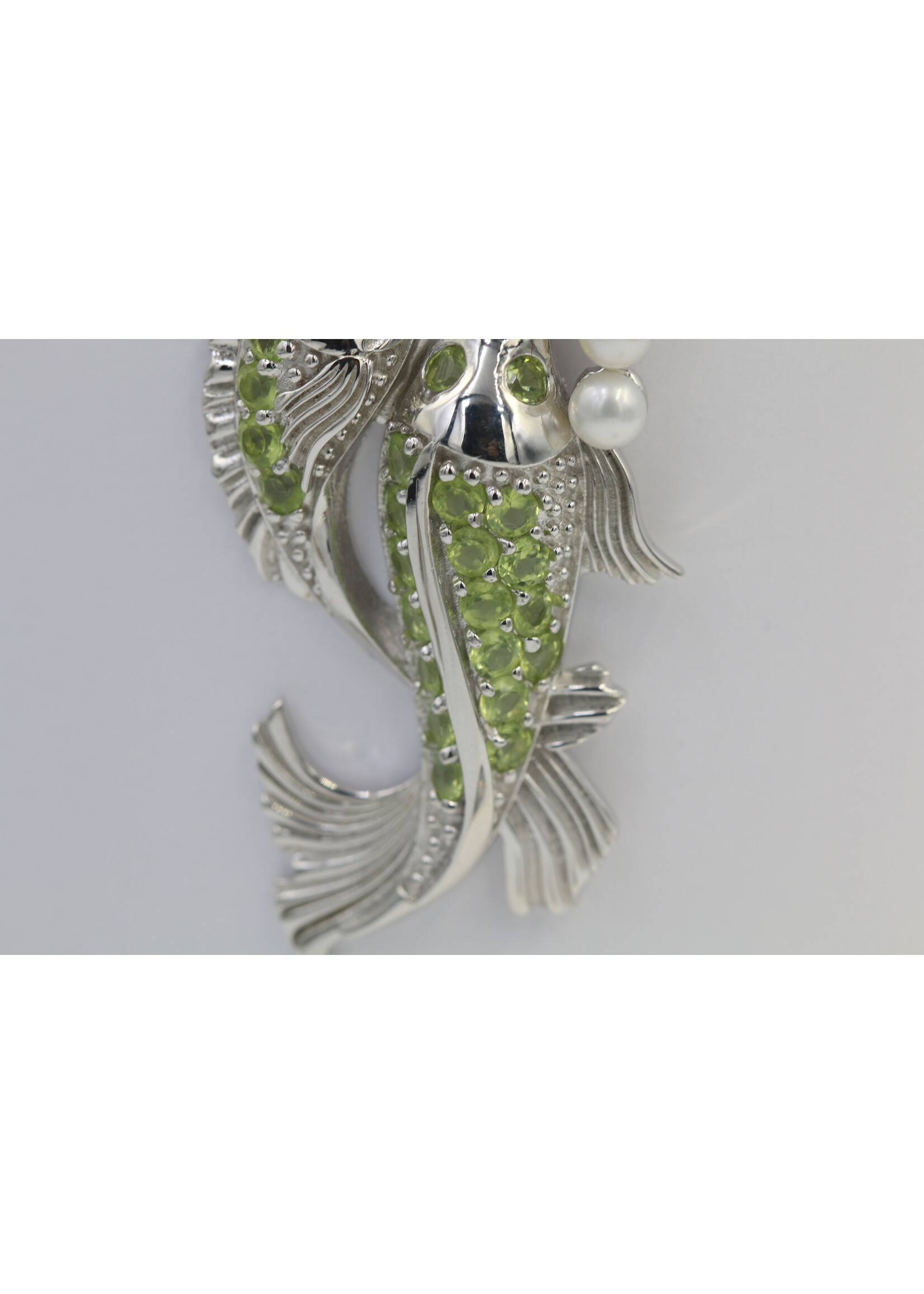Pendentif en argent 925 rhodié serti de Péridots naturels