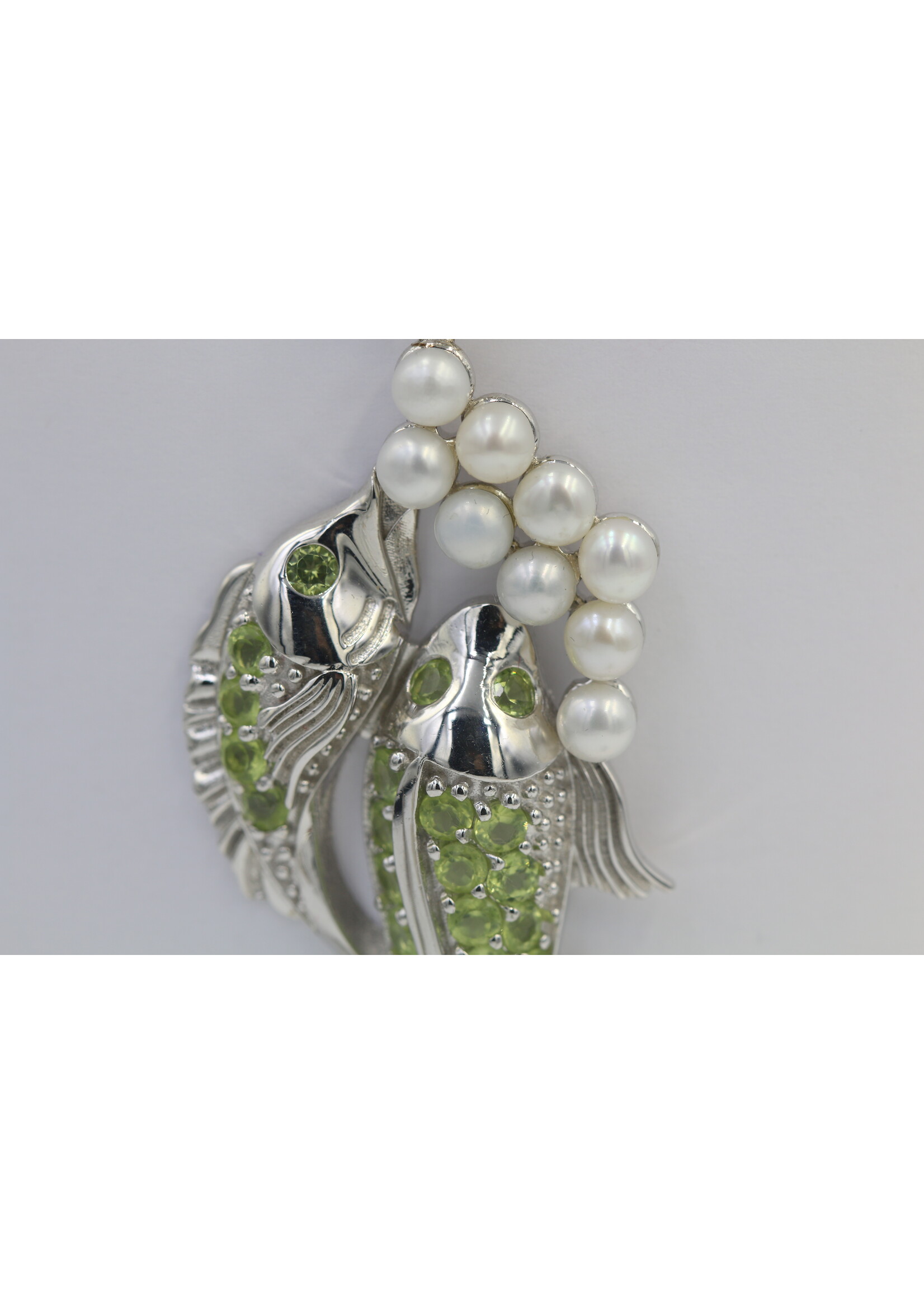 Pendentif en argent 925 rhodié serti de Péridots naturels